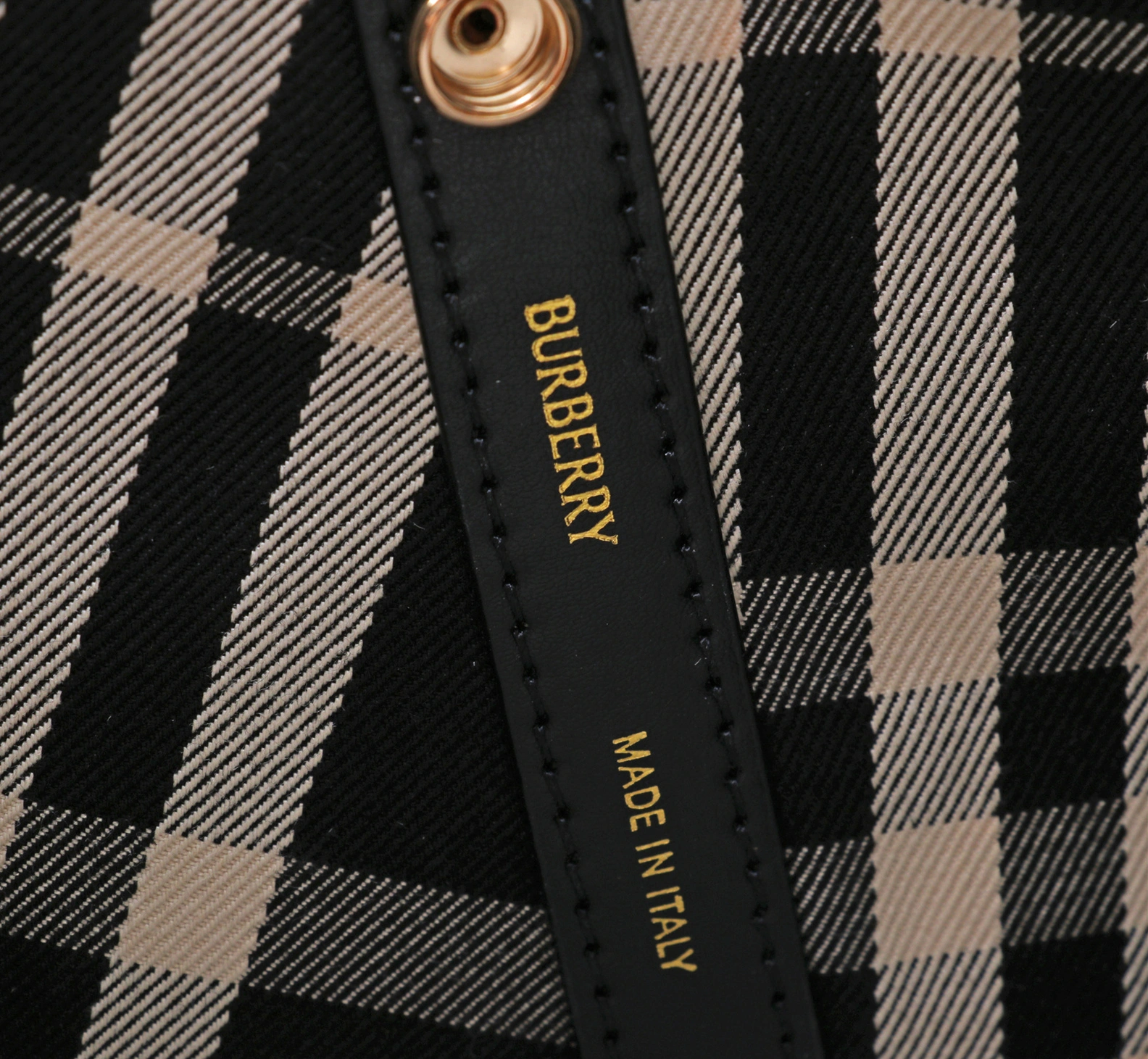 Burberry AAA Quality Shoulder Bags For Women Refined 6703