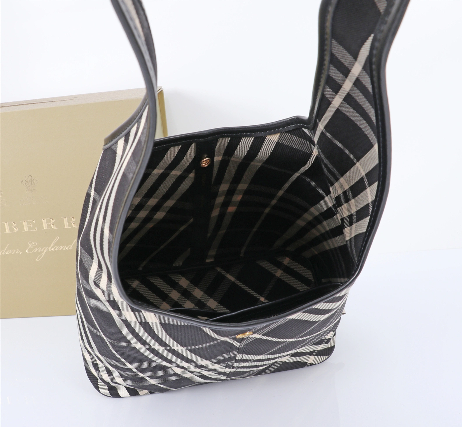 Burberry AAA Quality Shoulder Bags For Women Refined 6703