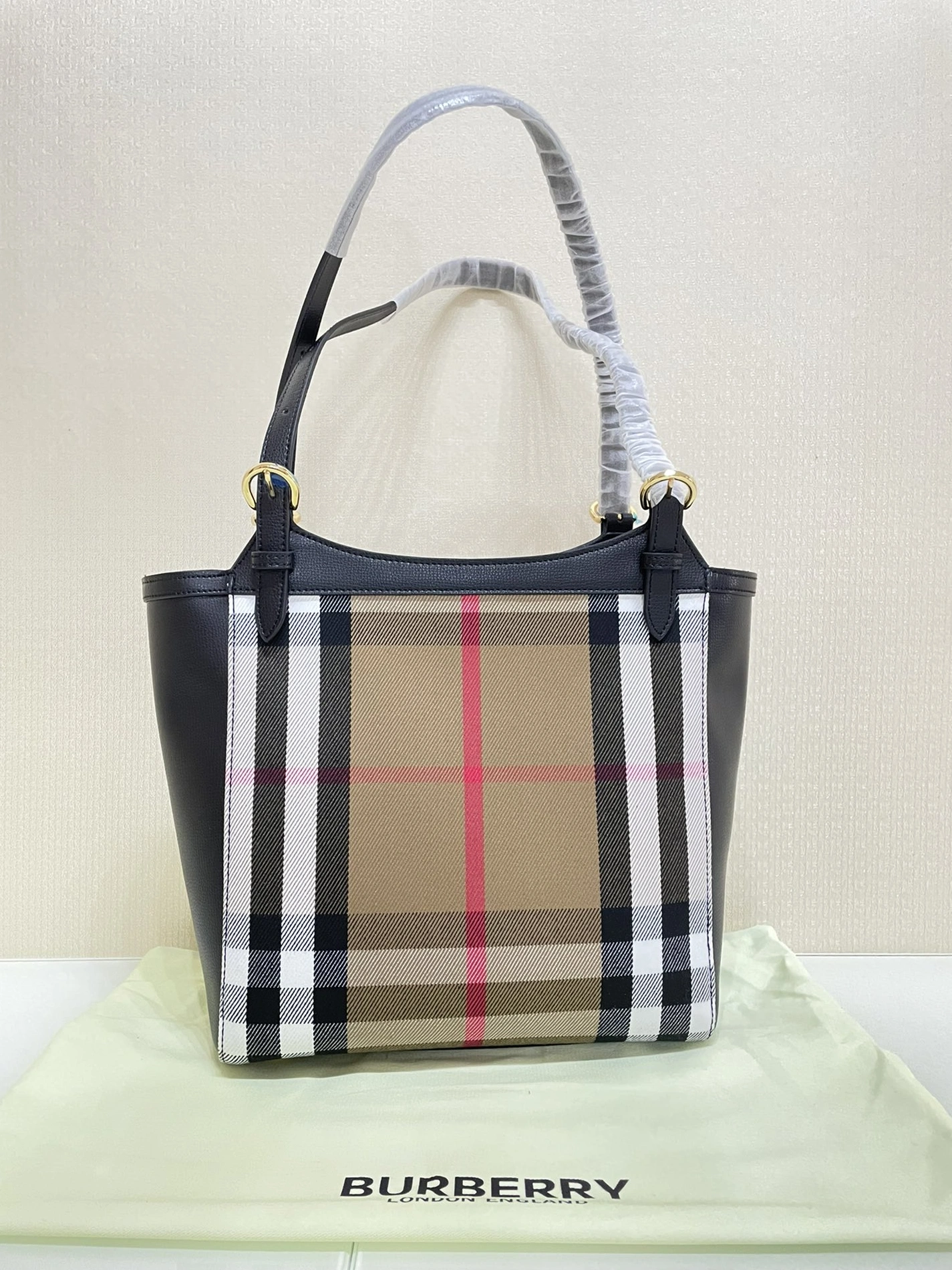 Burberry AAA Quality Shoulder Bags For Women Soft 6645