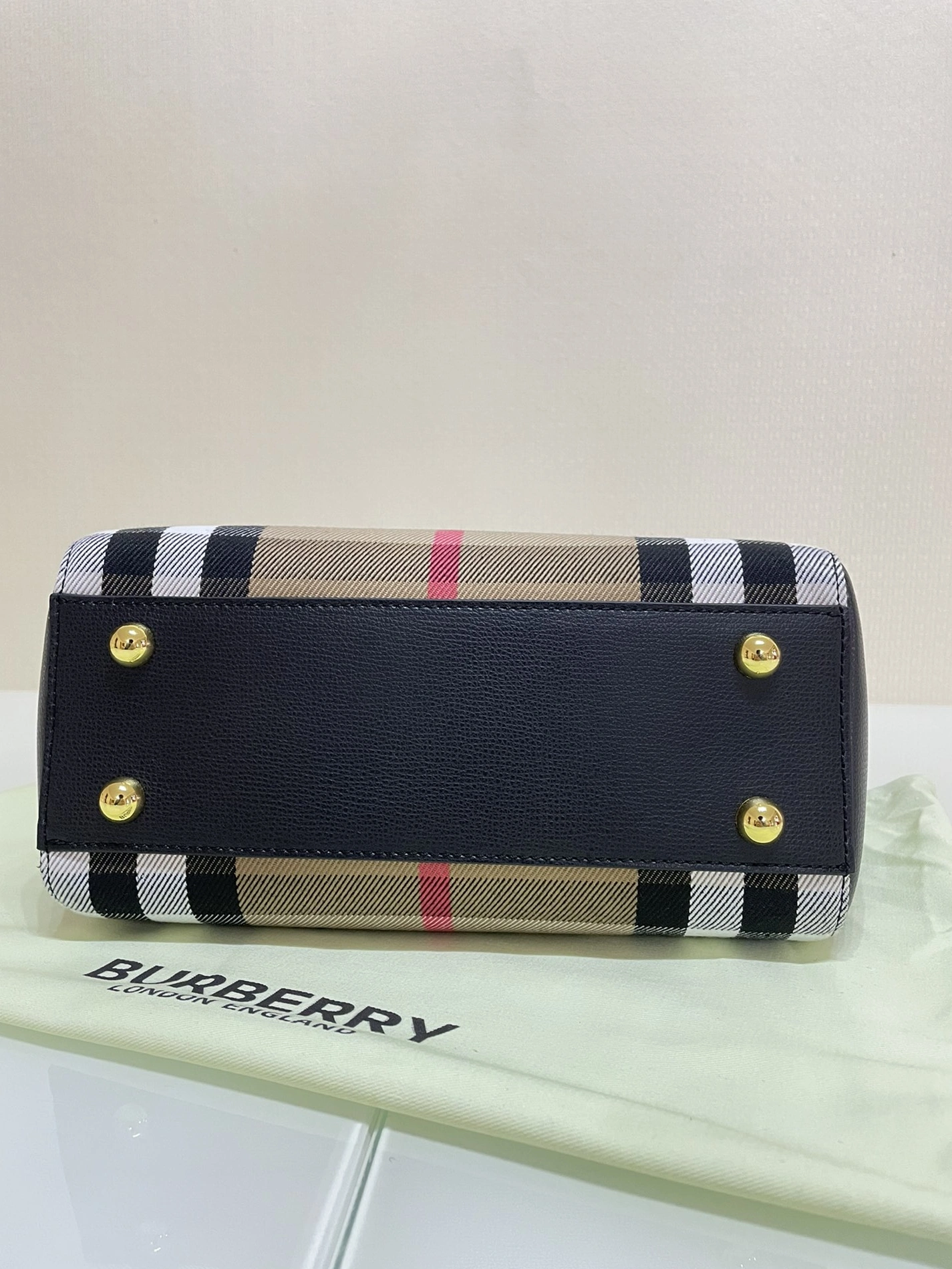 Burberry AAA Quality Shoulder Bags For Women Soft 6645