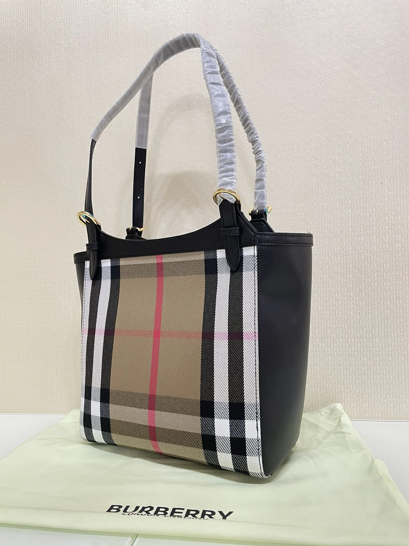 Burberry AAA Quality Shoulder Bags For Women Soft 6645