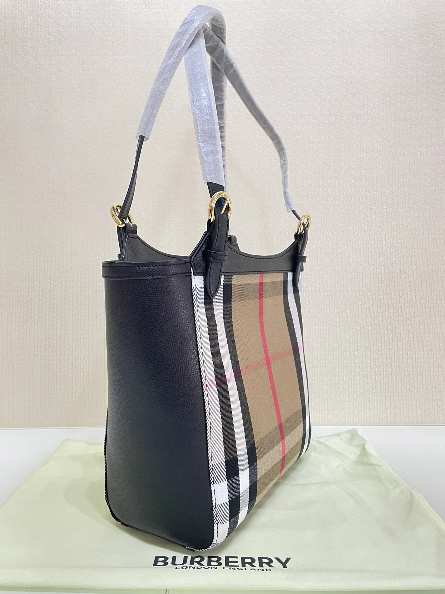 Burberry AAA Quality Shoulder Bags For Women Soft 6645