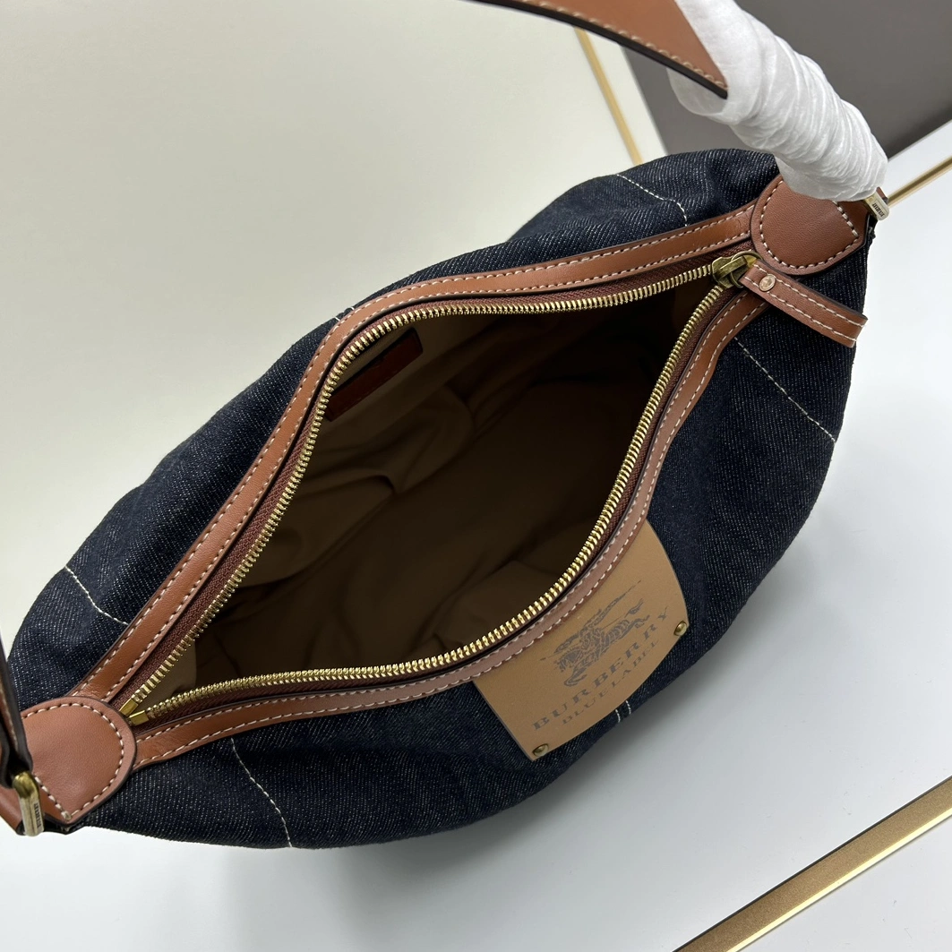 Burberry AAA Quality Shoulder Bags For Women Stylish 7533
