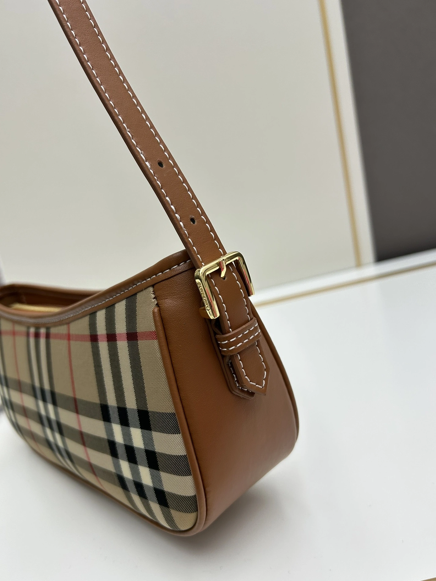 Burberry AAA Quality Shoulder Bags For Women Timeless 5373