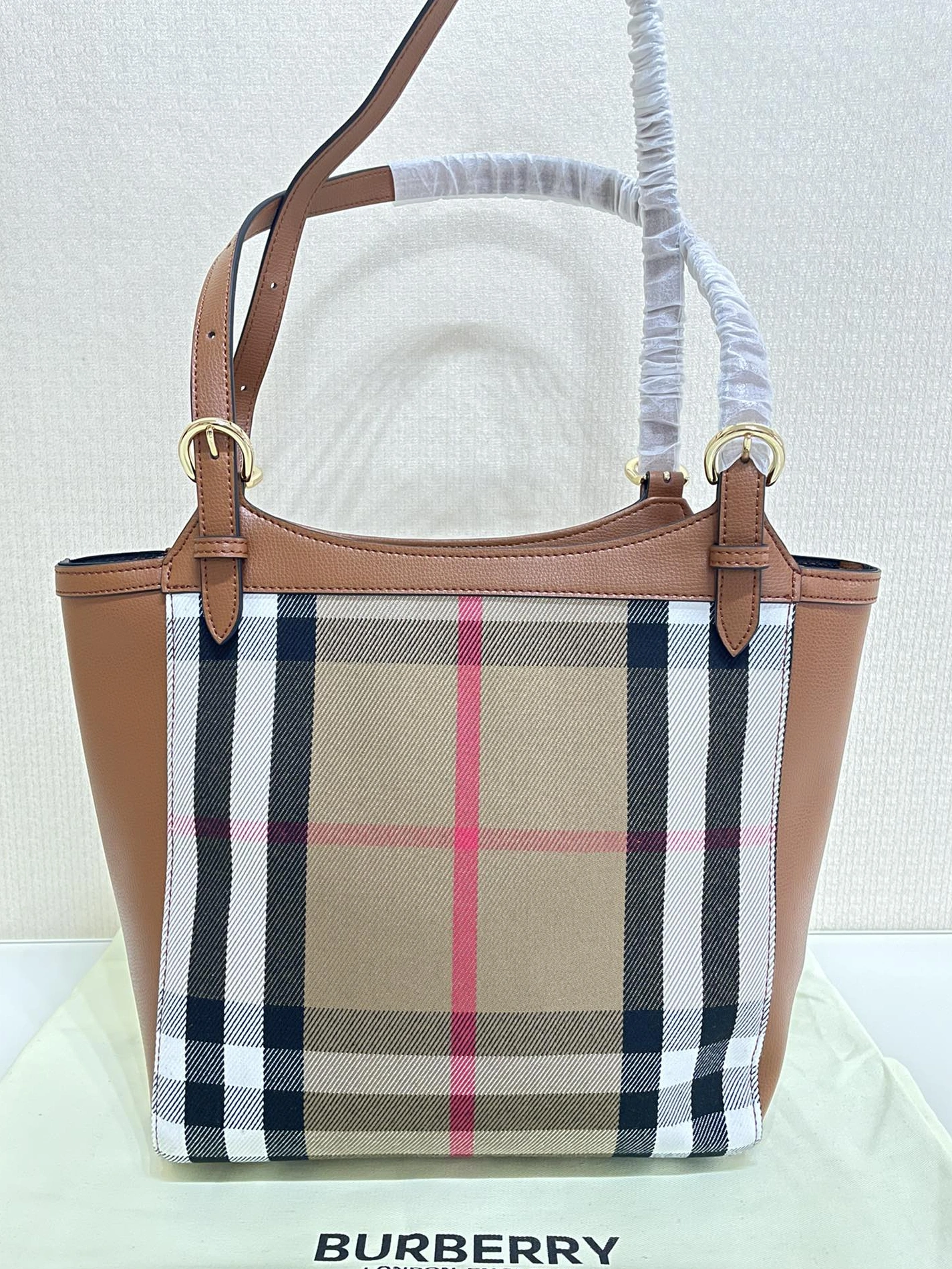 Burberry AAA Quality Shoulder Bags For Women Unique 2607