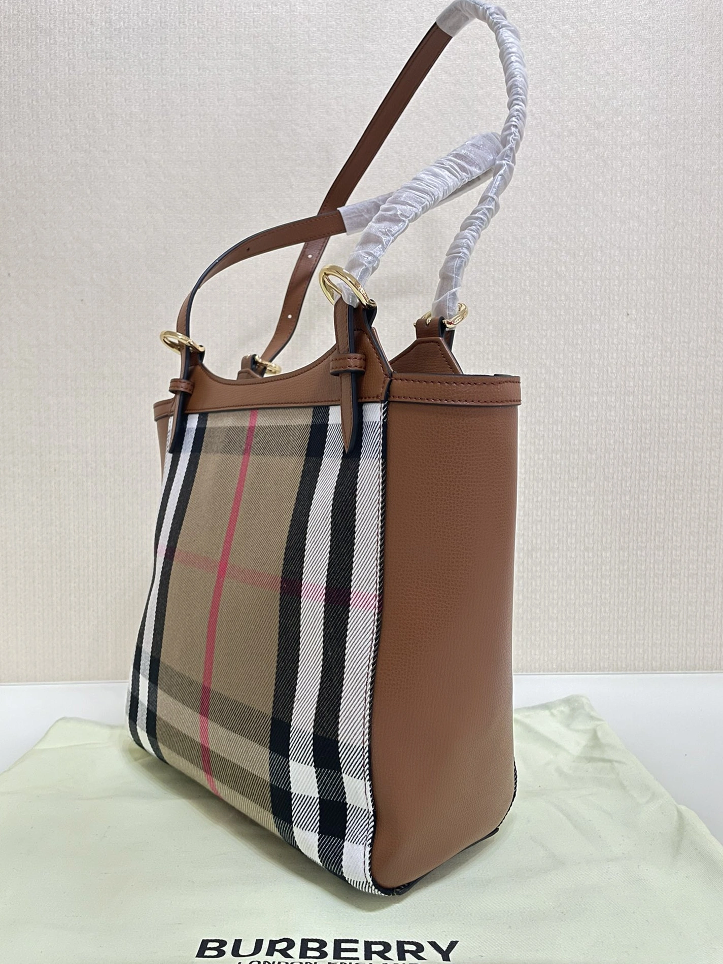 Burberry AAA Quality Shoulder Bags For Women Unique 2607