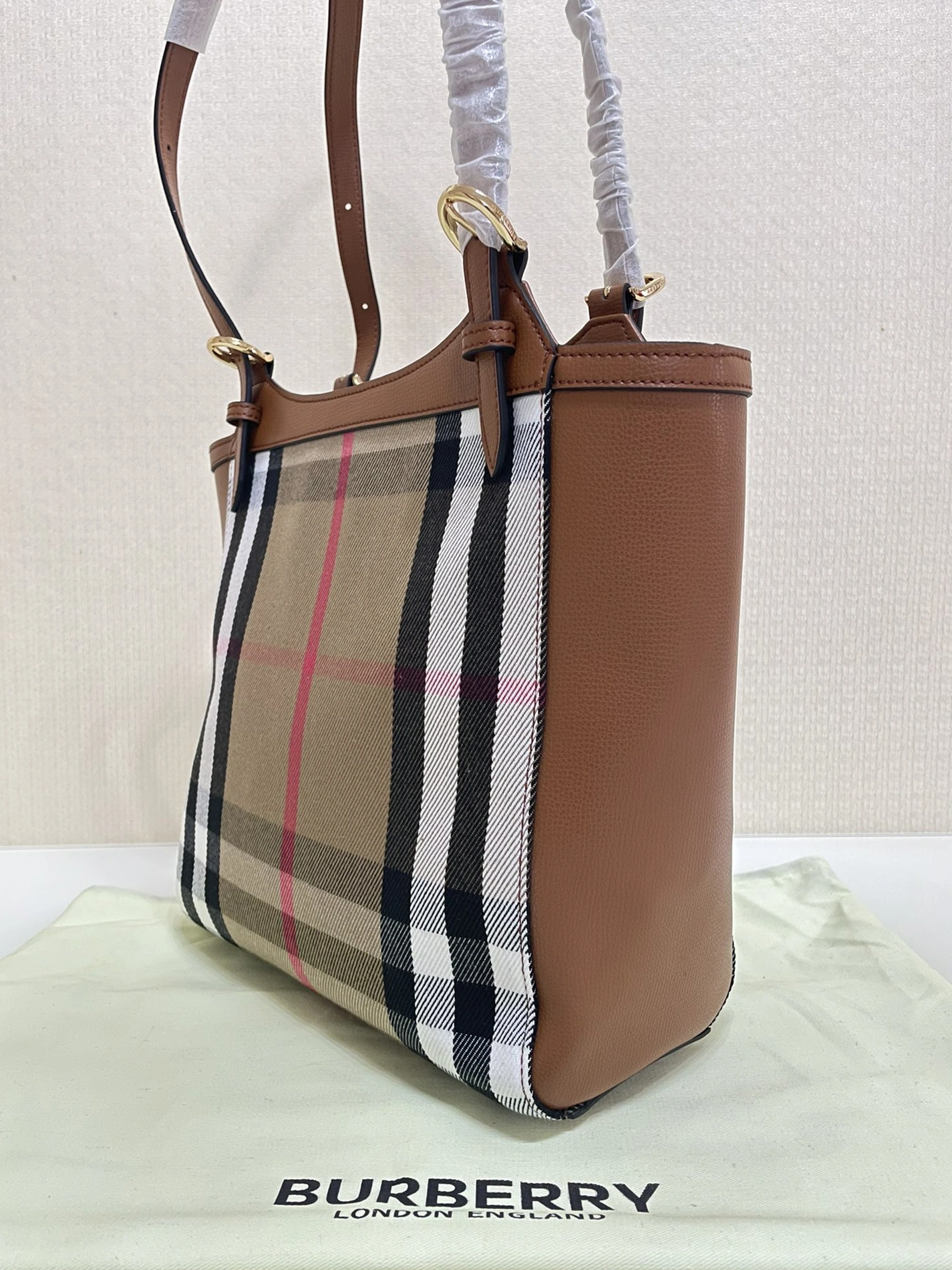 Burberry AAA Quality Shoulder Bags For Women Unique 2607