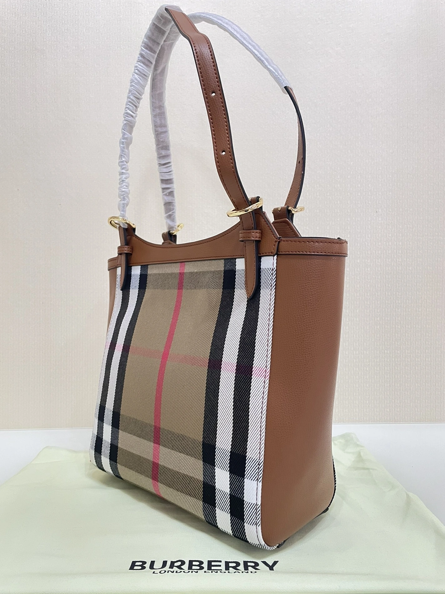 Burberry AAA Quality Shoulder Bags For Women Unique 2607