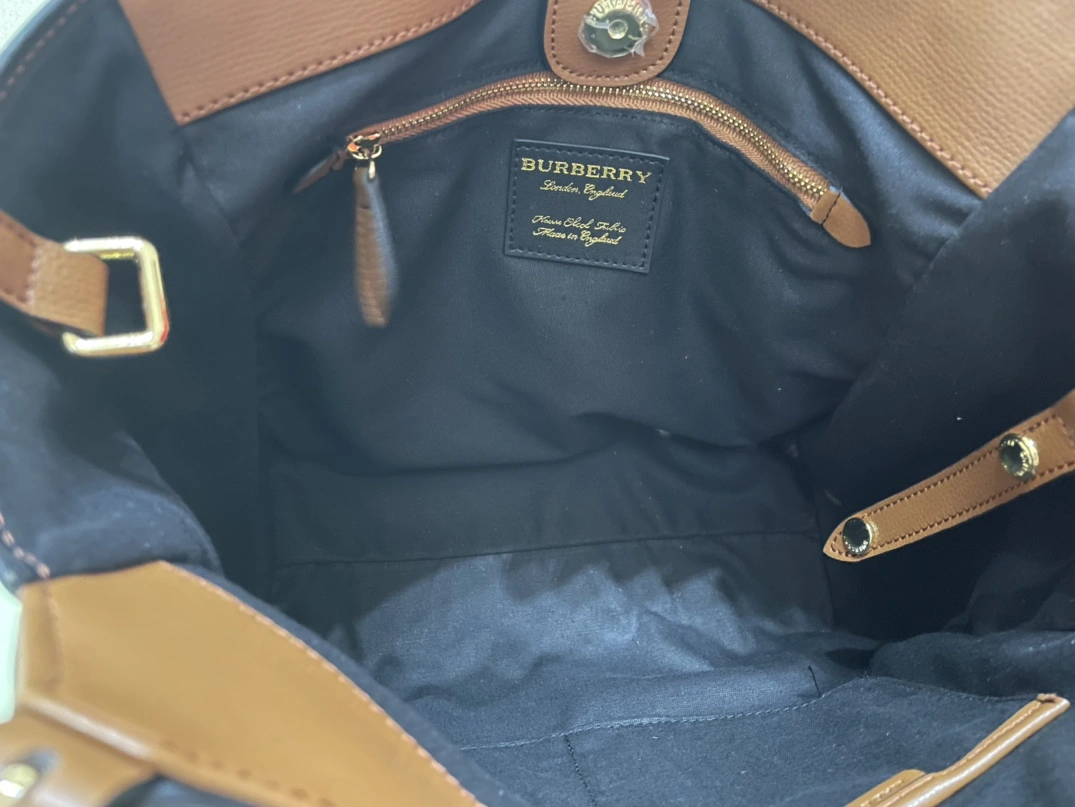 Burberry AAA Quality Shoulder Bags For Women Unique 2607