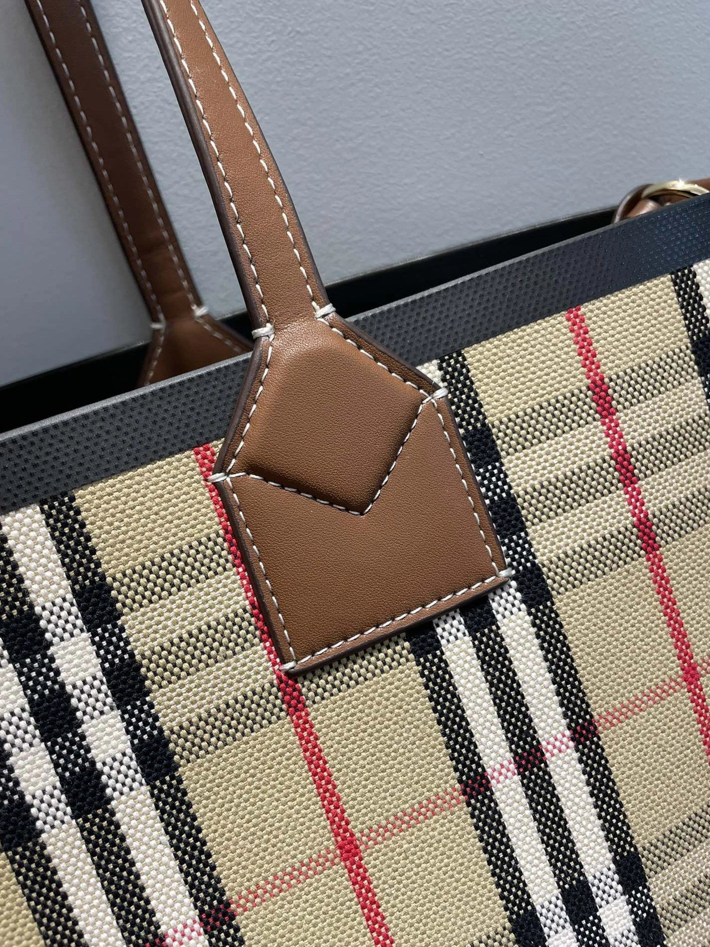 Burberry AAA Quality Shoulder Bags For Women Versatile 1821