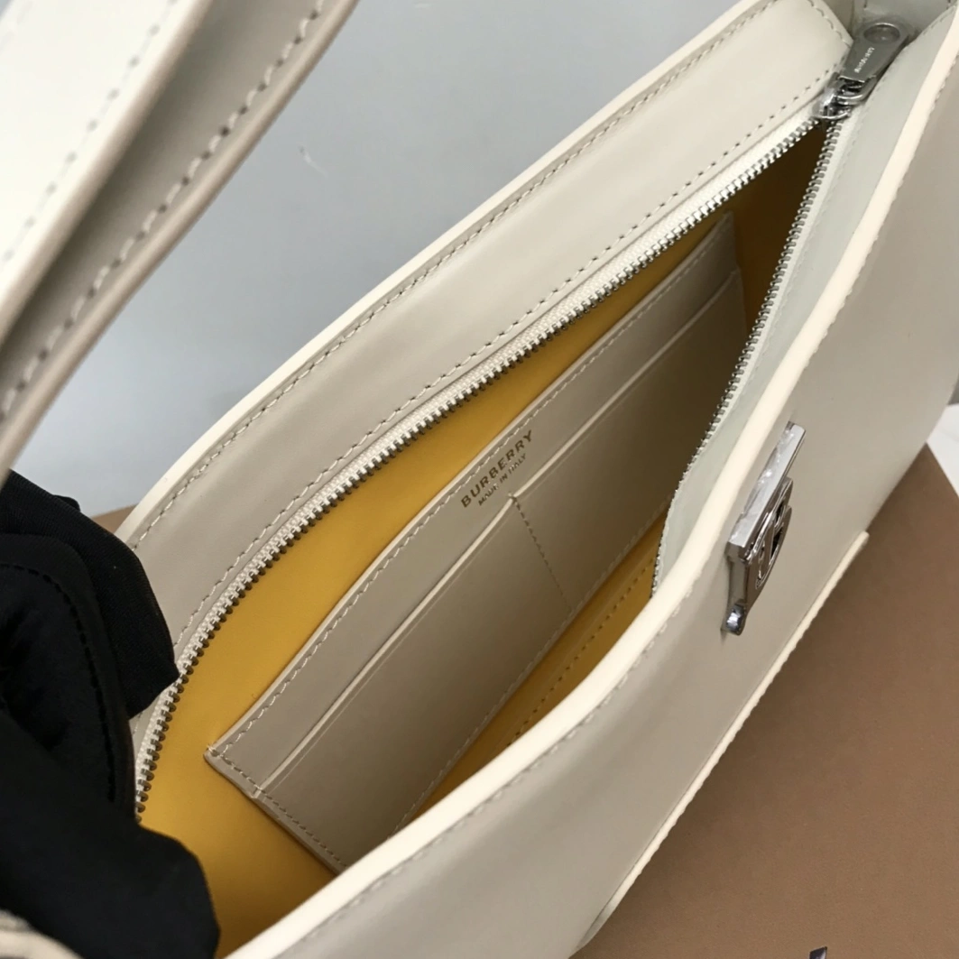 Burberry AAA Quality Shoulder Bags For Women WellDesigned 7262