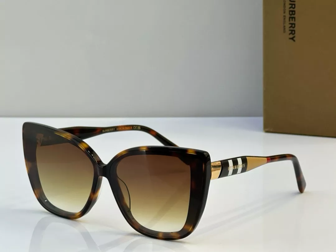 Burberry AAA Quality Sunglasses Compact 798