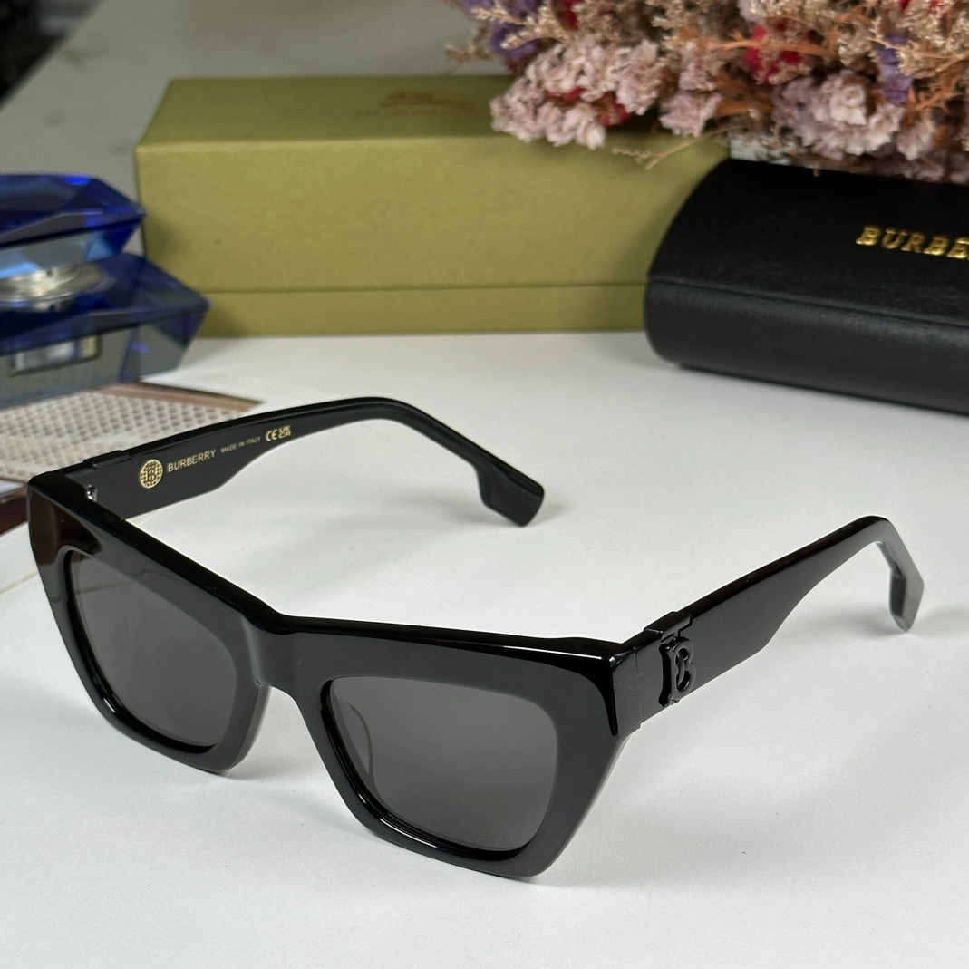 Burberry AAA Quality Sunglasses Compact 8346