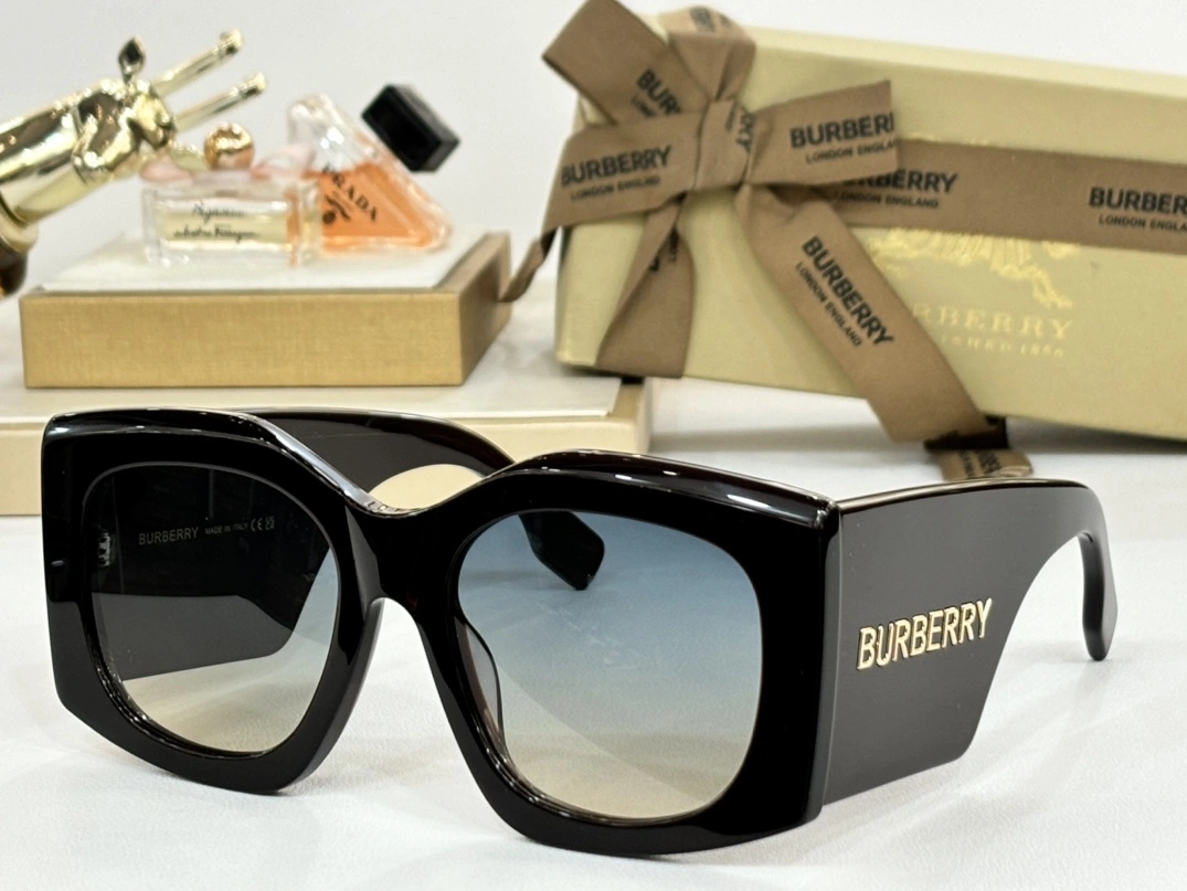Burberry AAA Quality Sunglasses Elegant 703