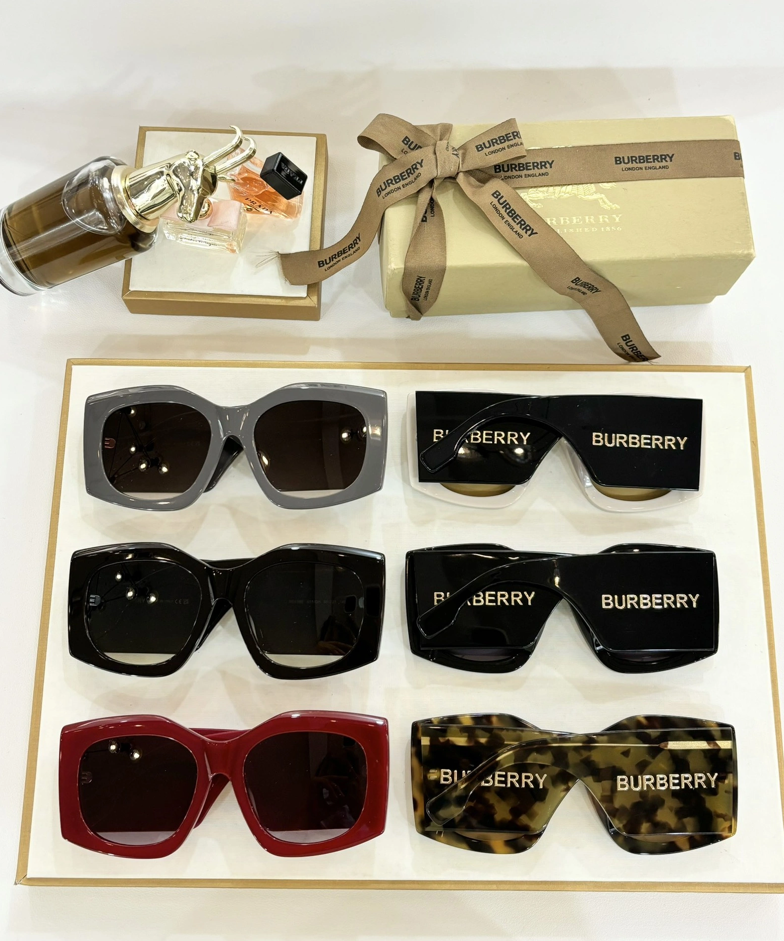 Burberry AAA Quality Sunglasses Elegant 703
