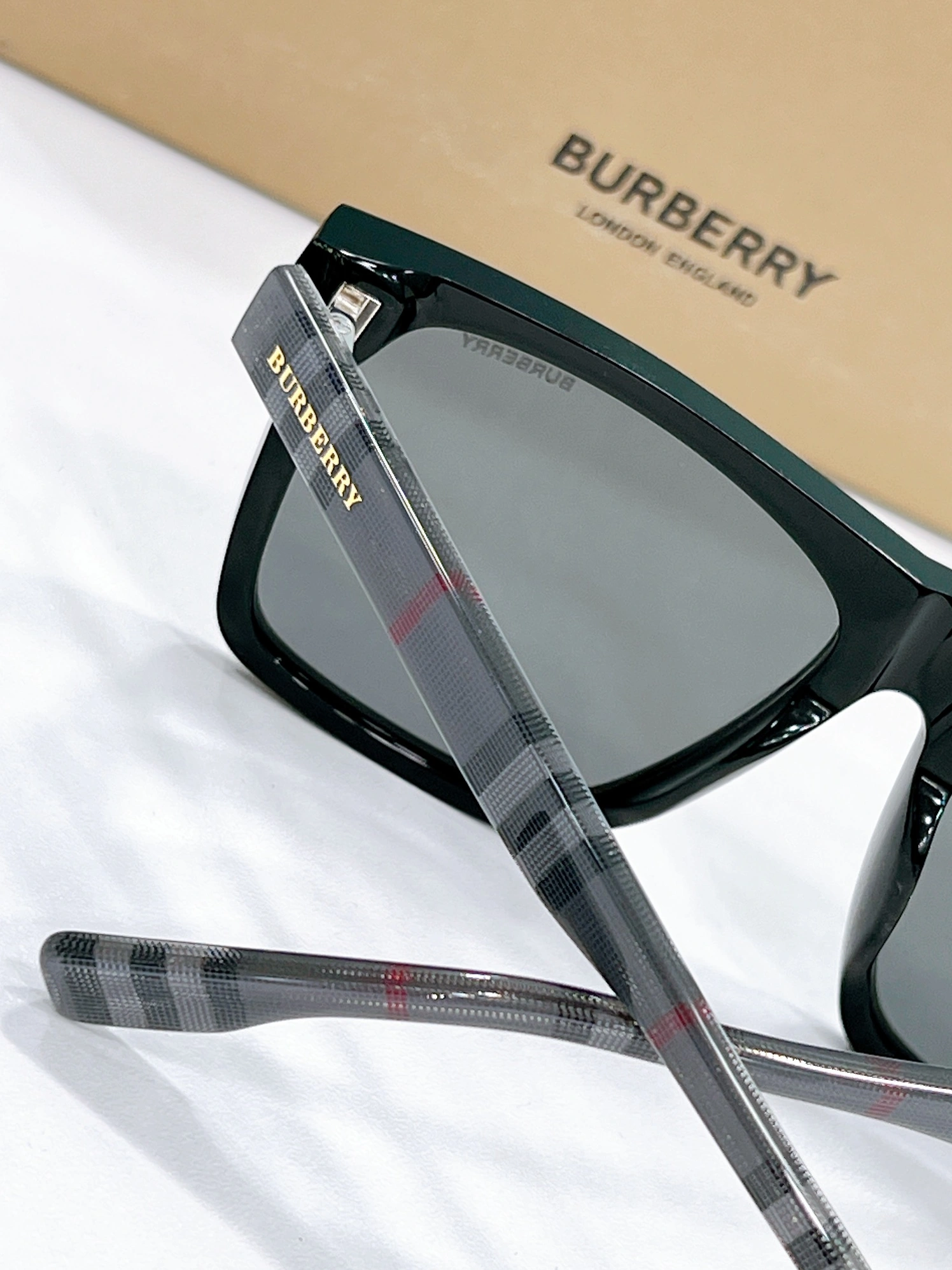 Burberry AAA Quality Sunglasses Lightweight 1077