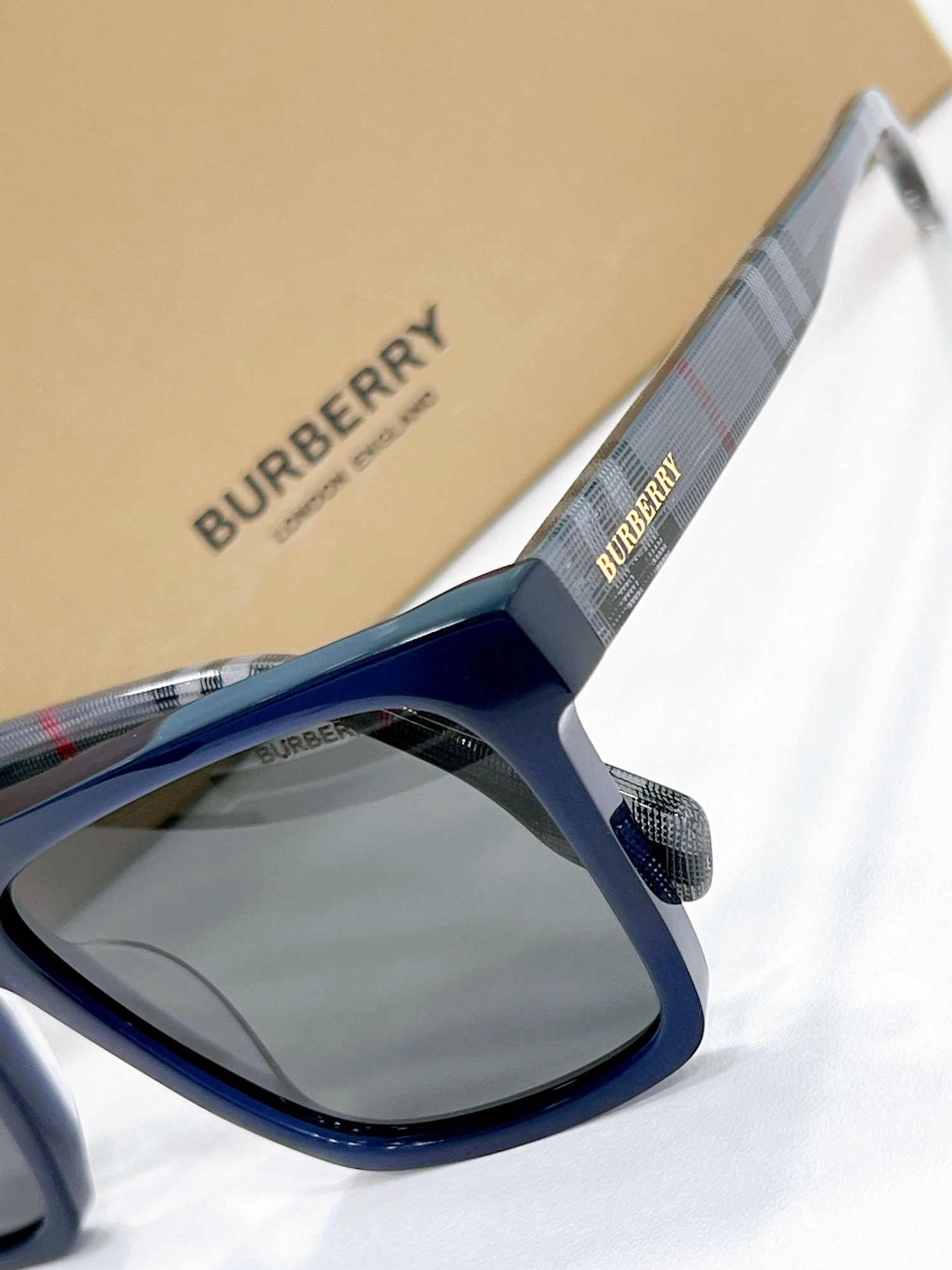 Burberry AAA Quality Sunglasses Lightweight 1077