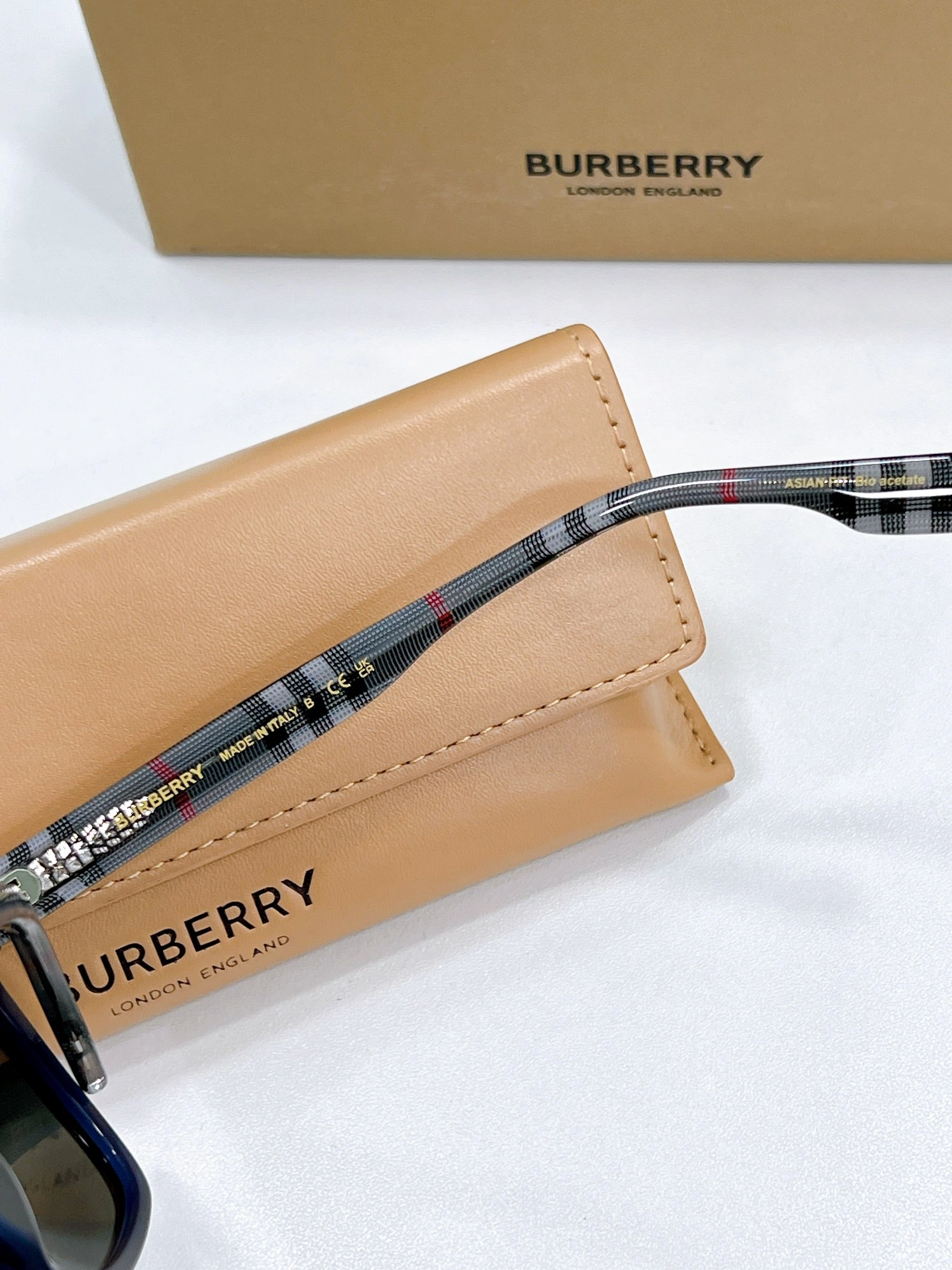 Burberry AAA Quality Sunglasses Lightweight 1077