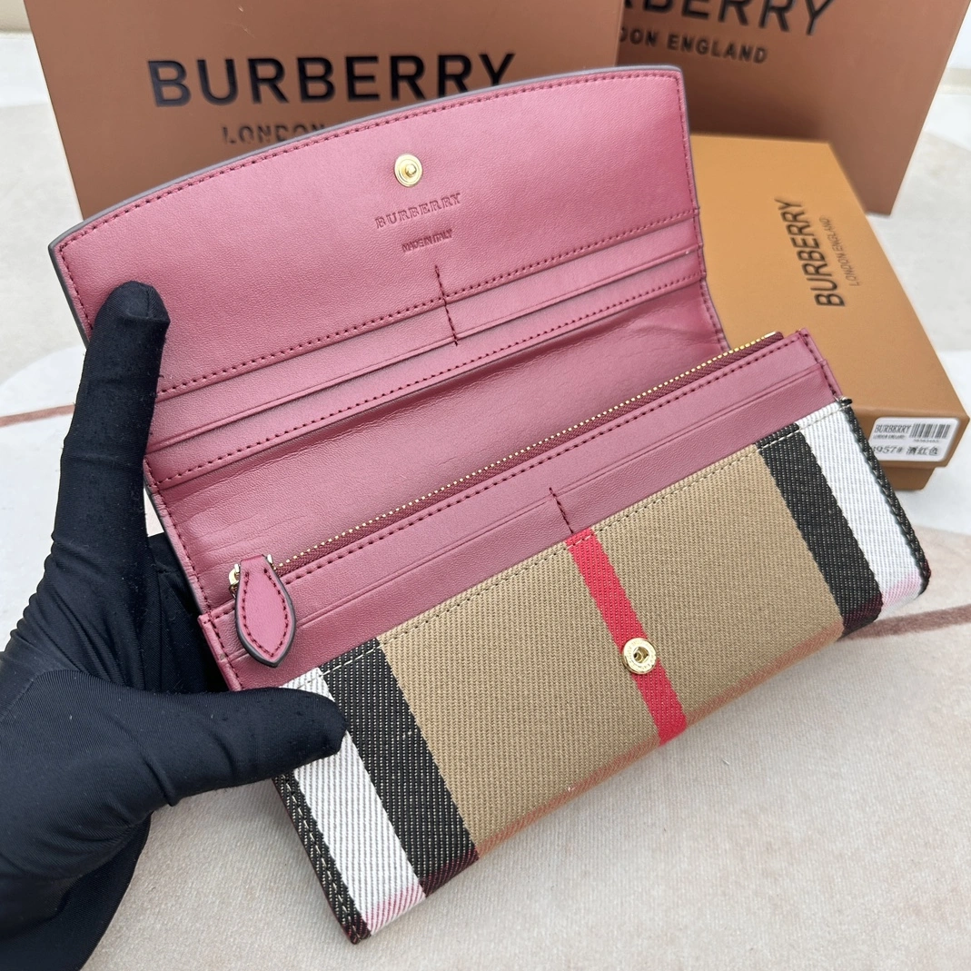 Burberry AAA Quality Wallets For Women Popular 740