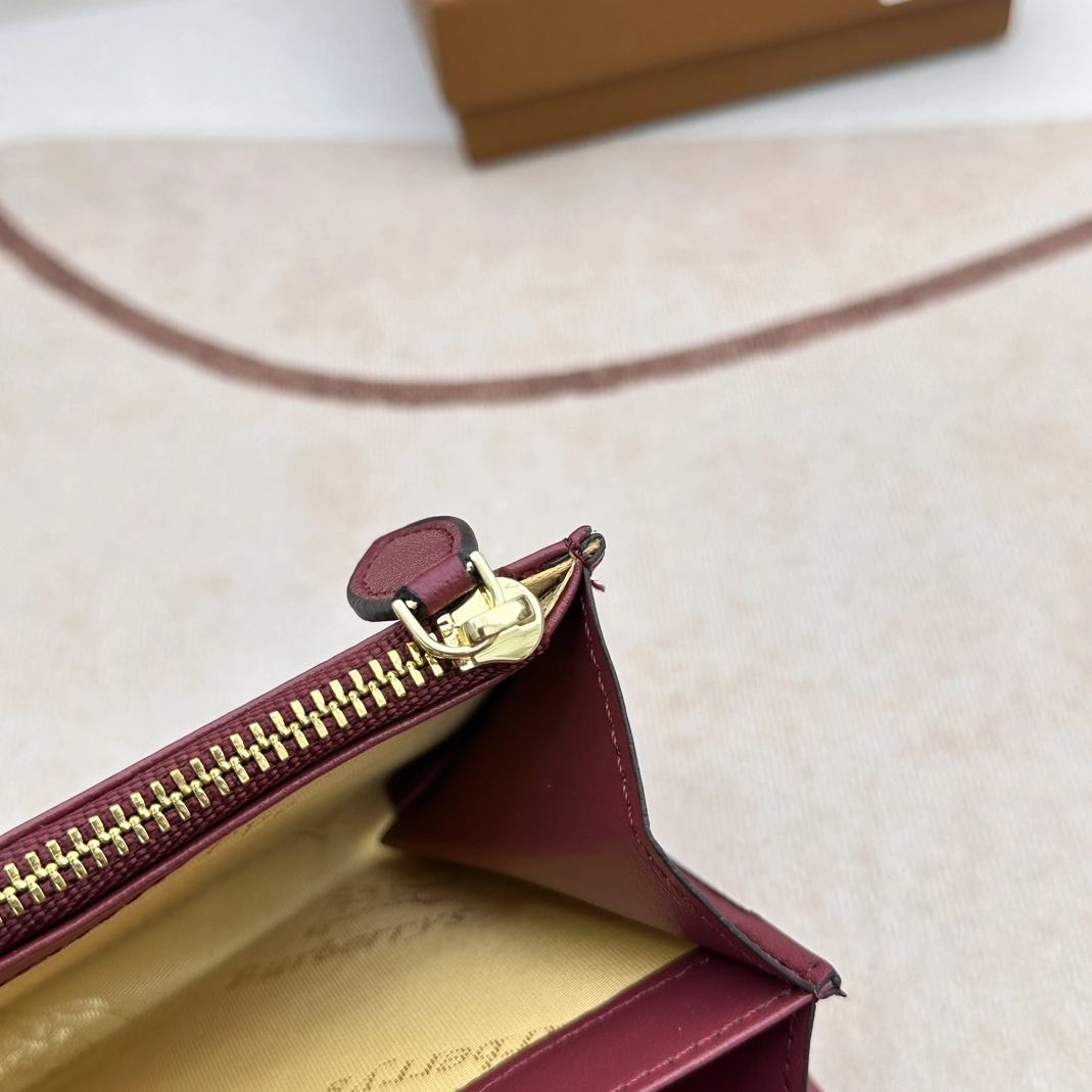 Burberry AAA Quality Wallets For Women Popular 740