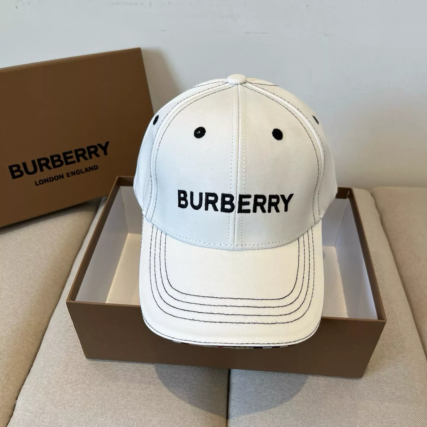 Burberry Caps Bold 9426