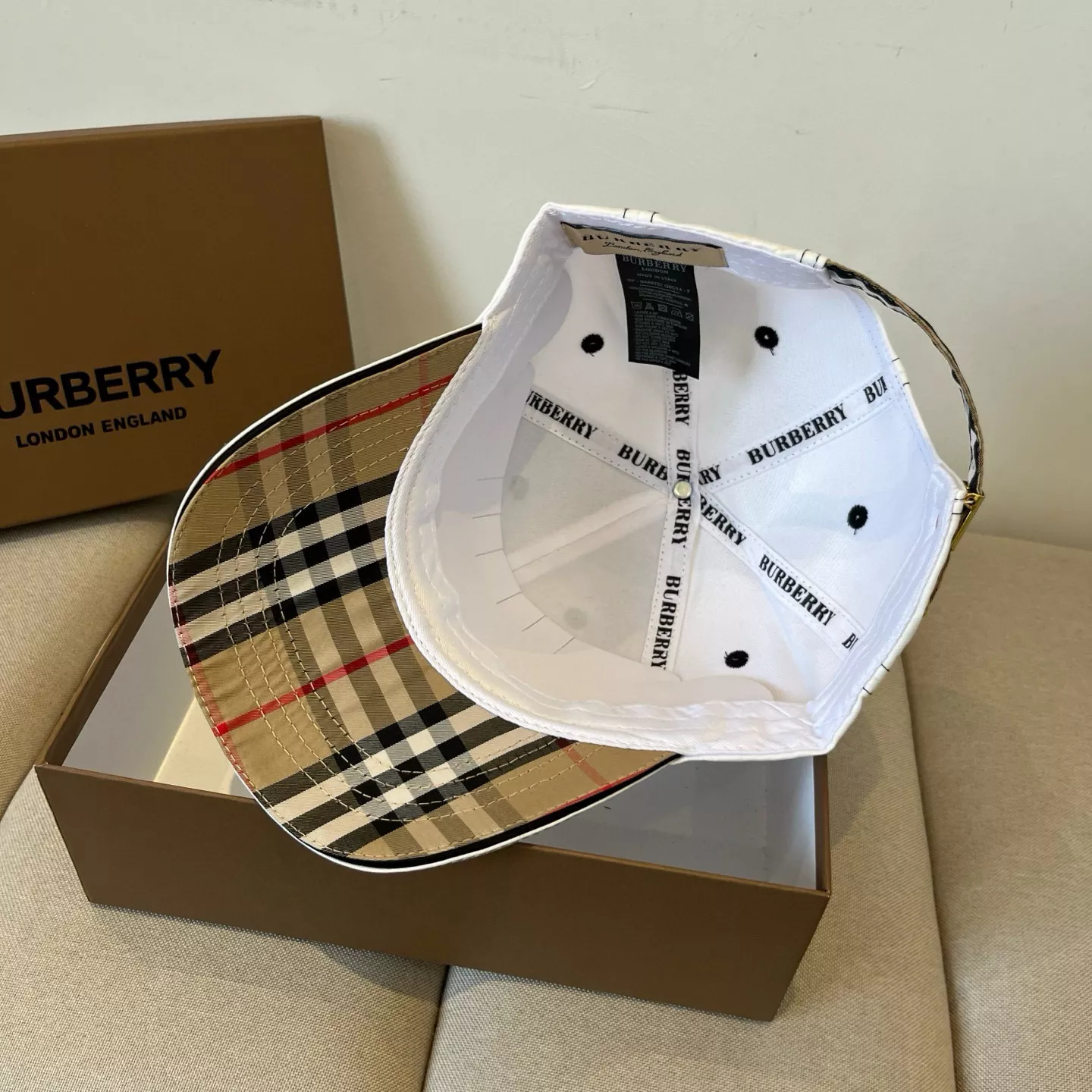 Burberry Caps Bold 9426