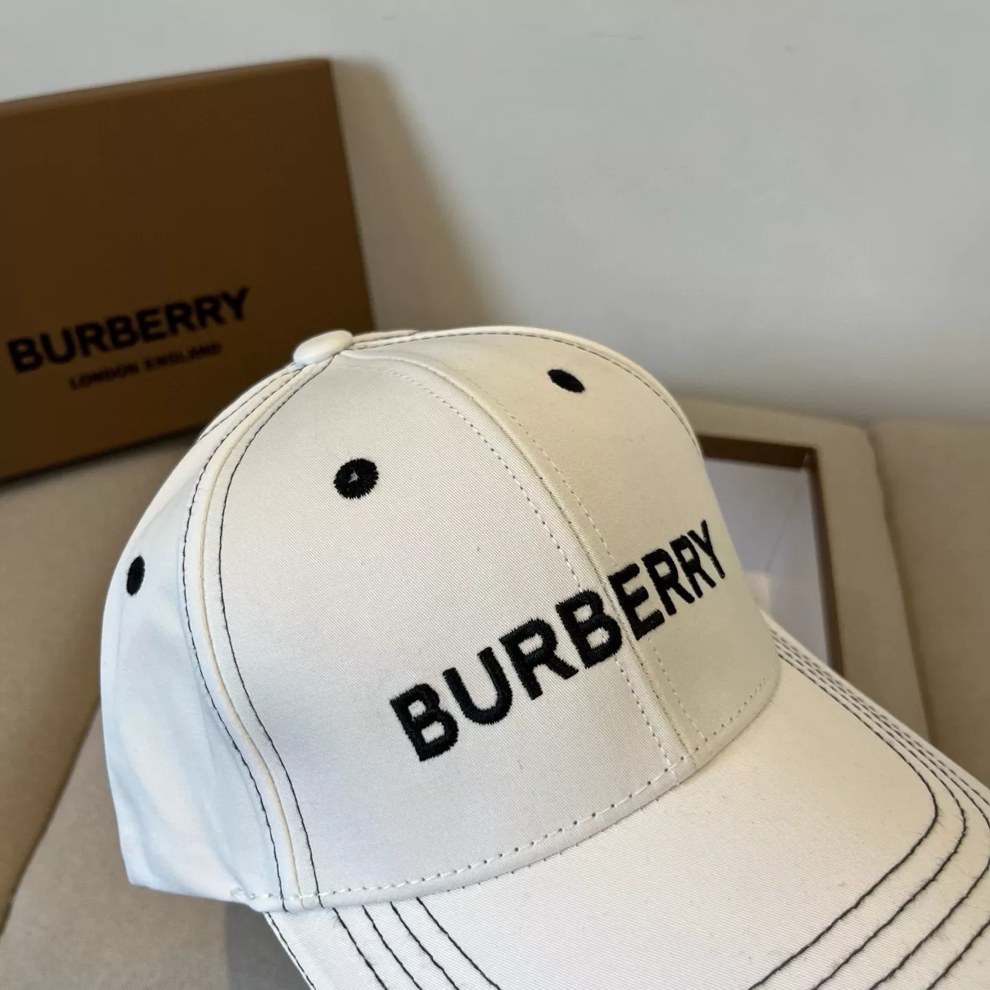 Burberry Caps Bold 9426