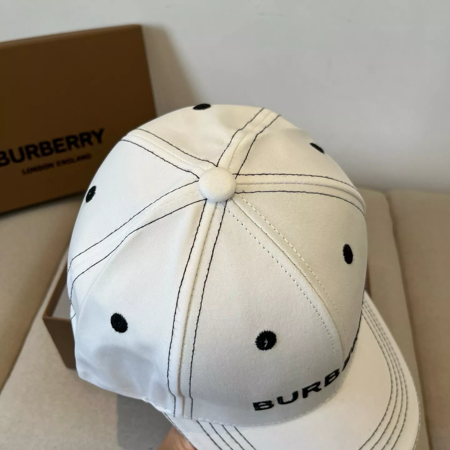 Burberry Caps Bold 9426