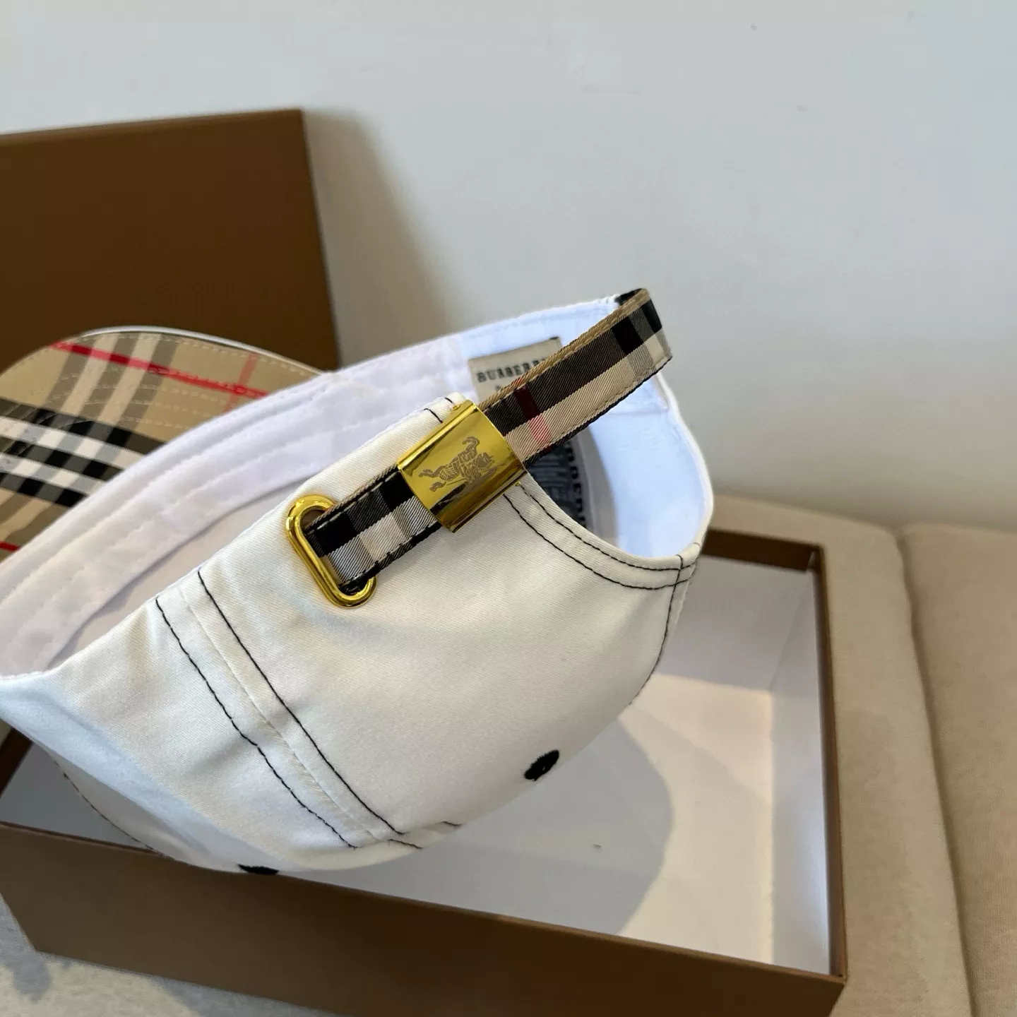 Burberry Caps Bold 9426