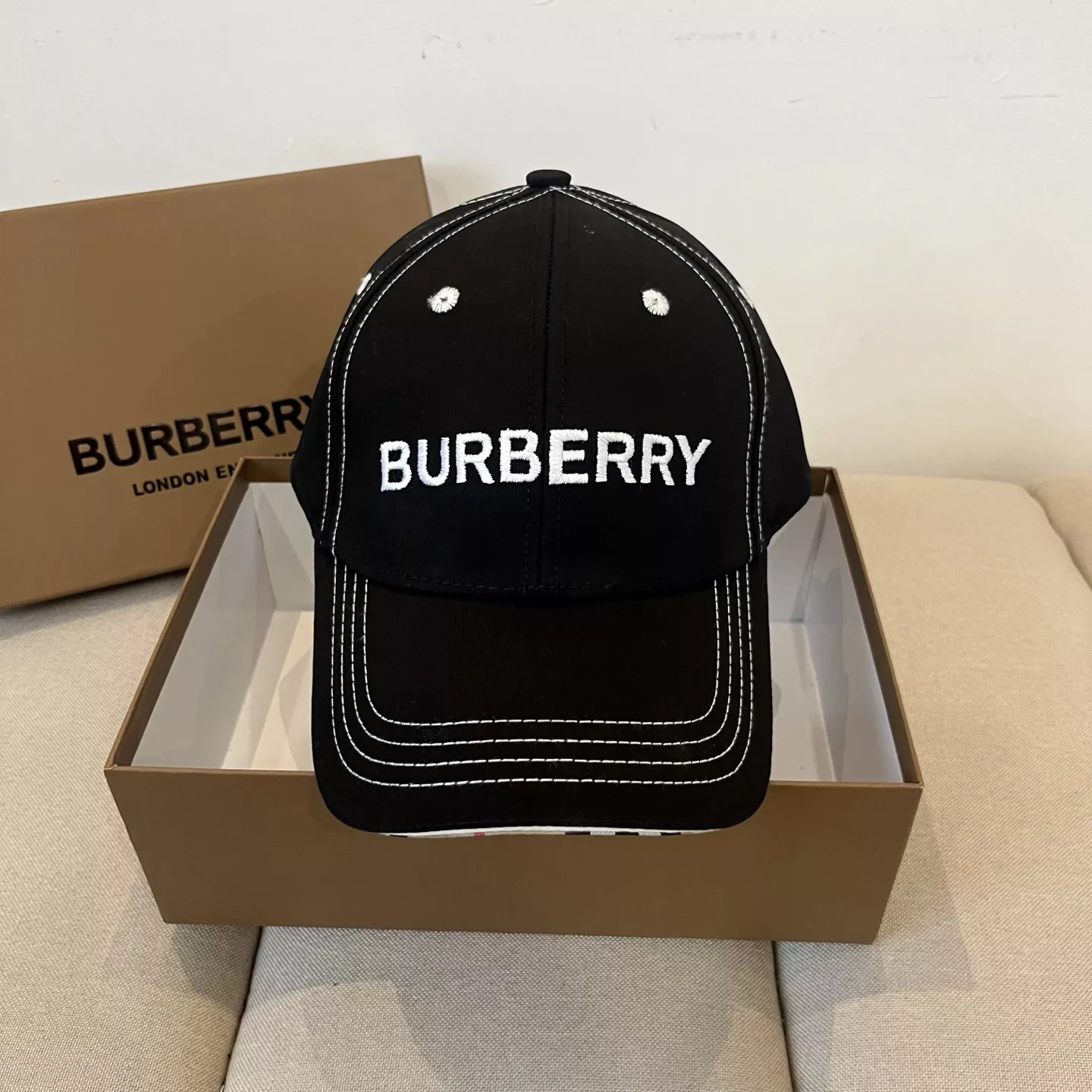Burberry Caps Minimalist 2828