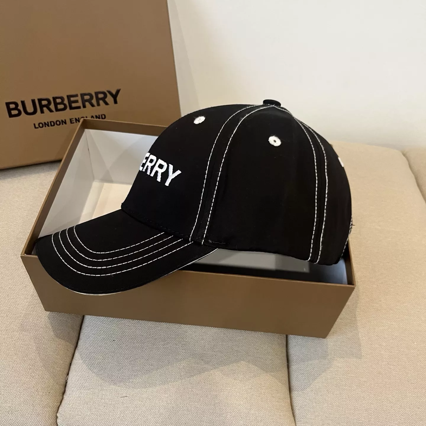 Burberry Caps Minimalist 2828
