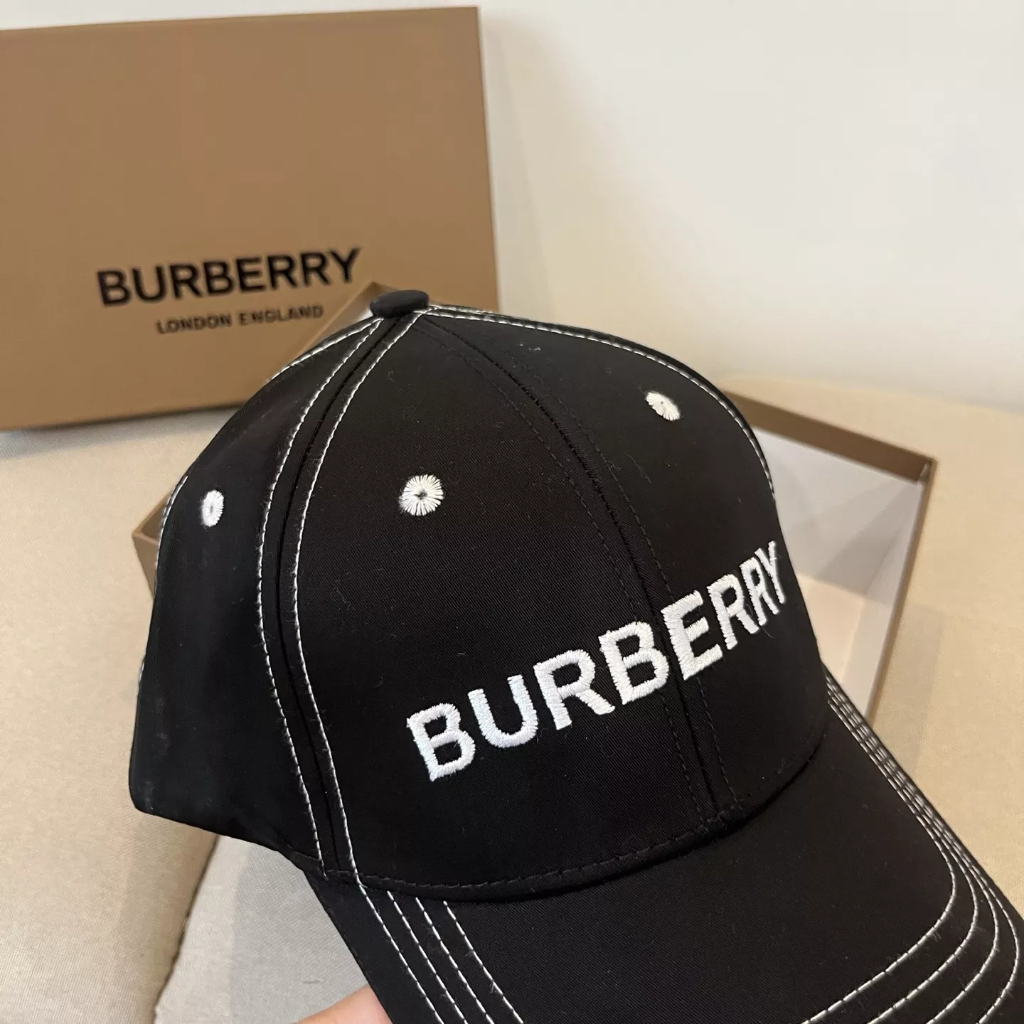 Burberry Caps Minimalist 2828