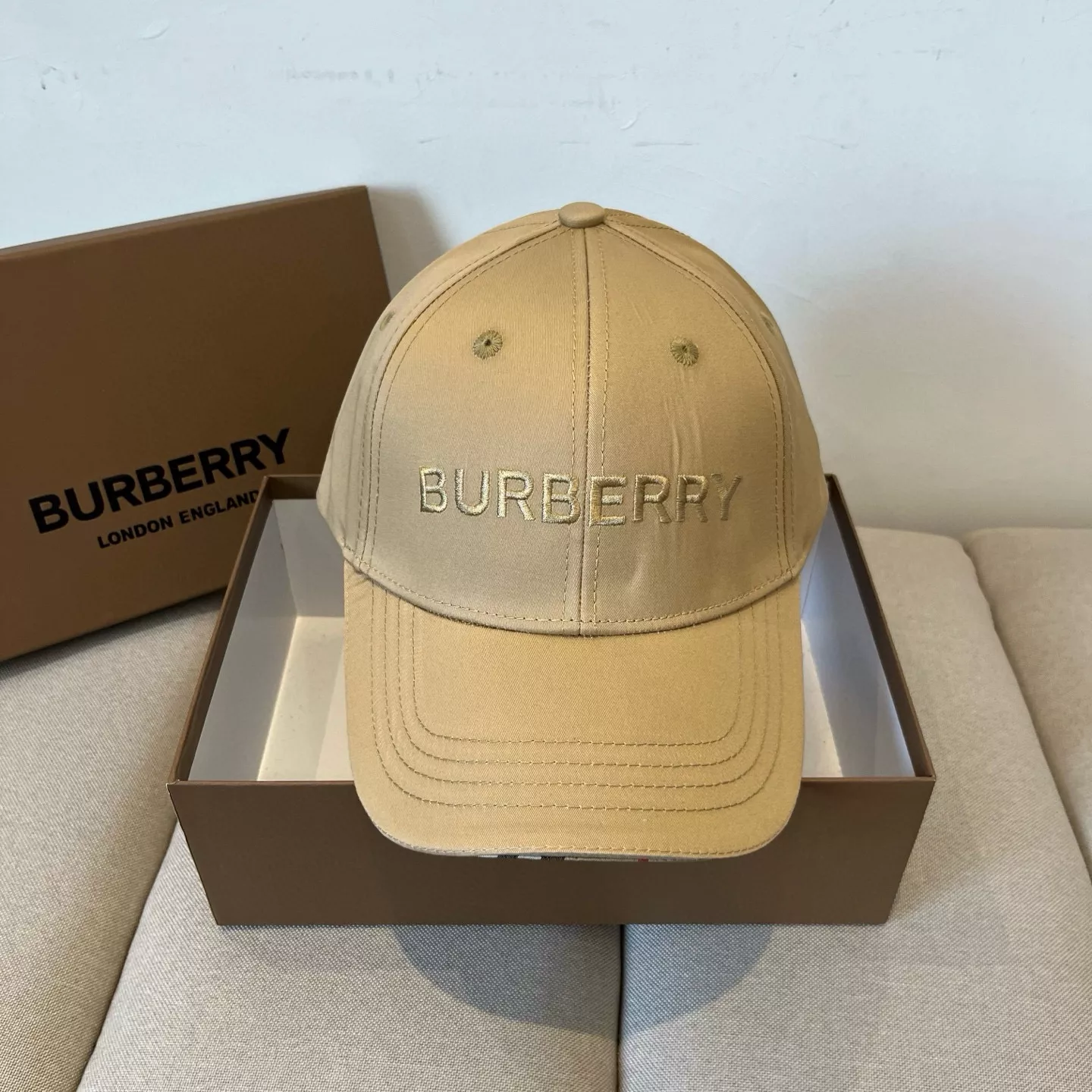 Burberry Caps Sleek 3355