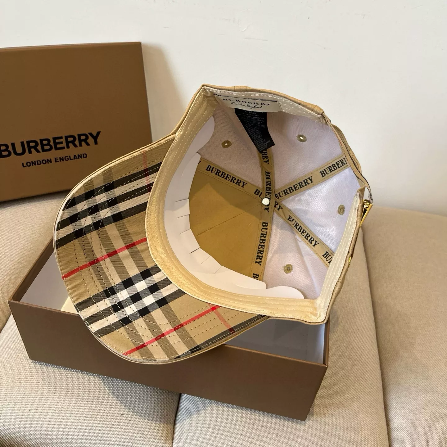 Burberry Caps Sleek 3355