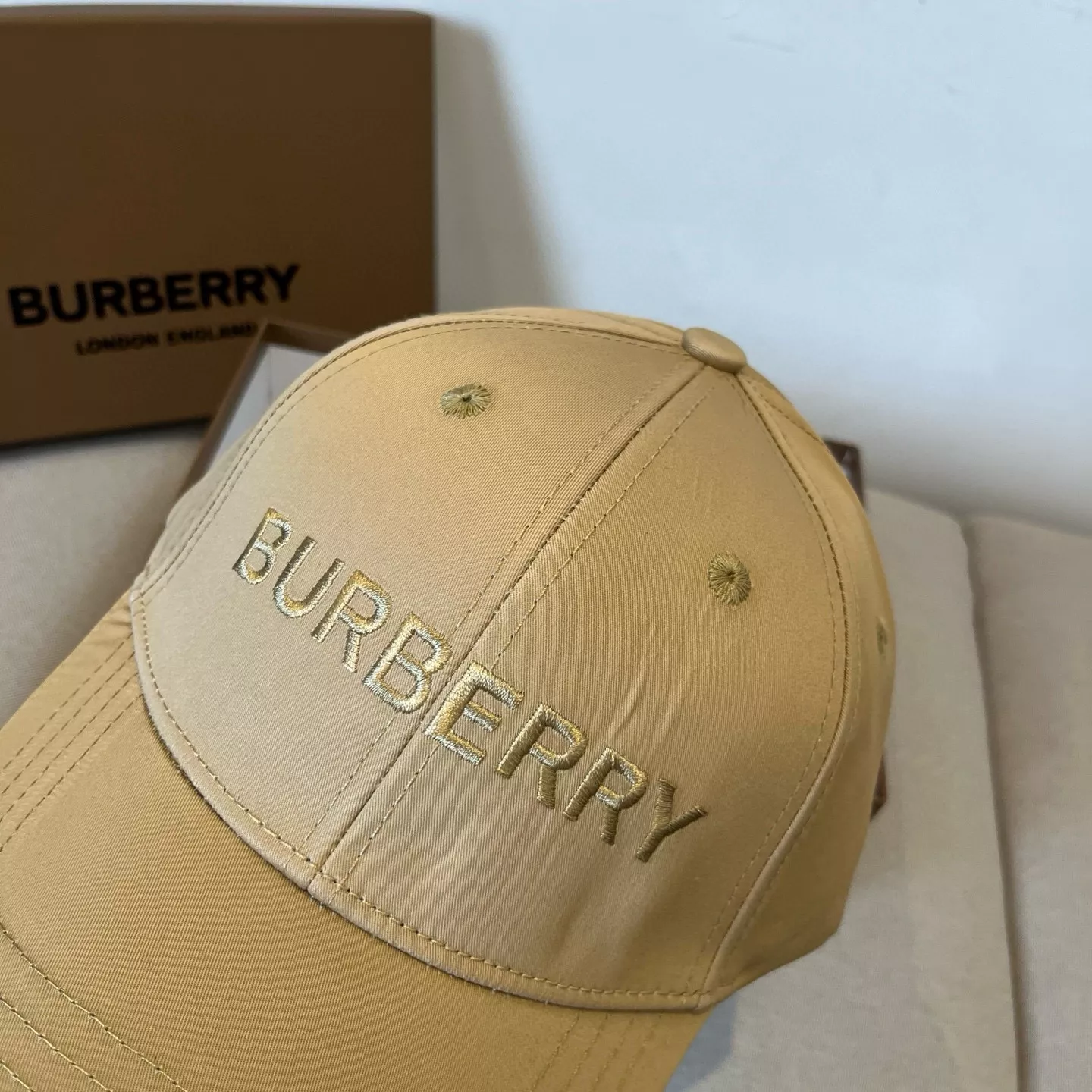 Burberry Caps Sleek 3355