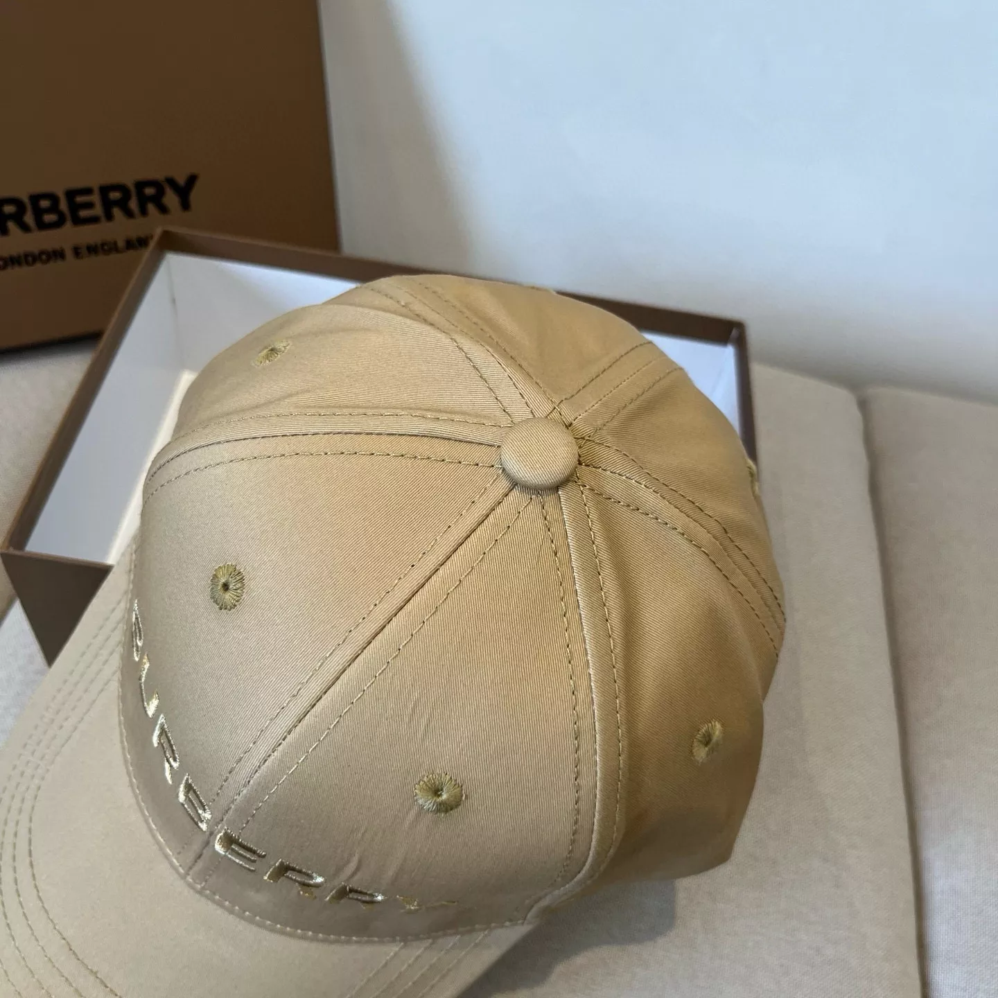 Burberry Caps Sleek 3355