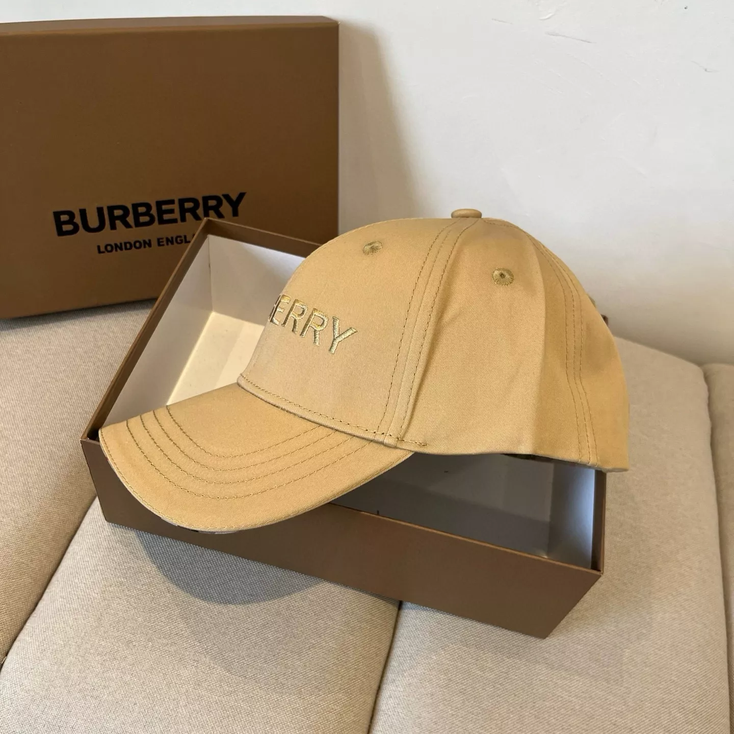 Burberry Caps Sleek 3355