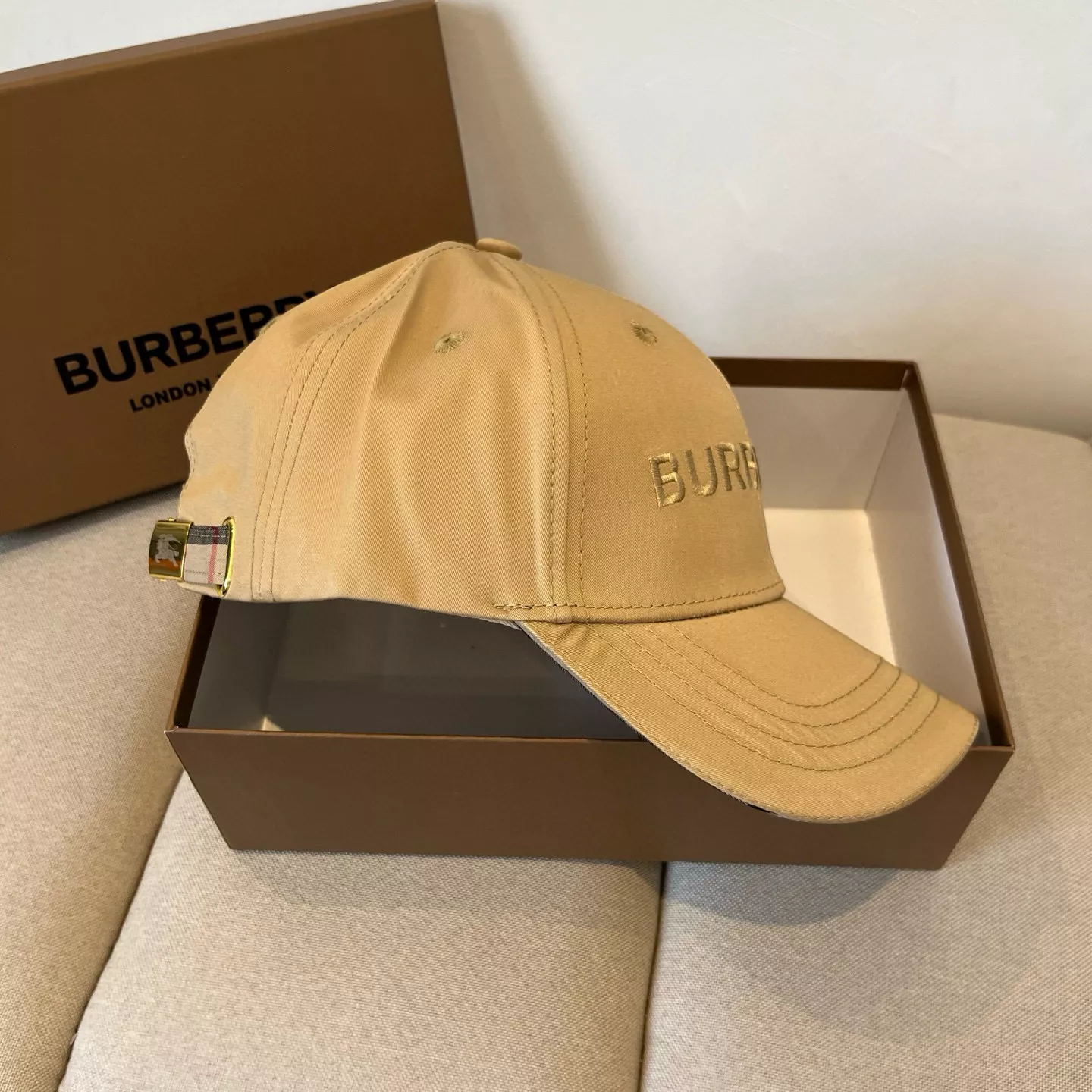 Burberry Caps Sleek 3355