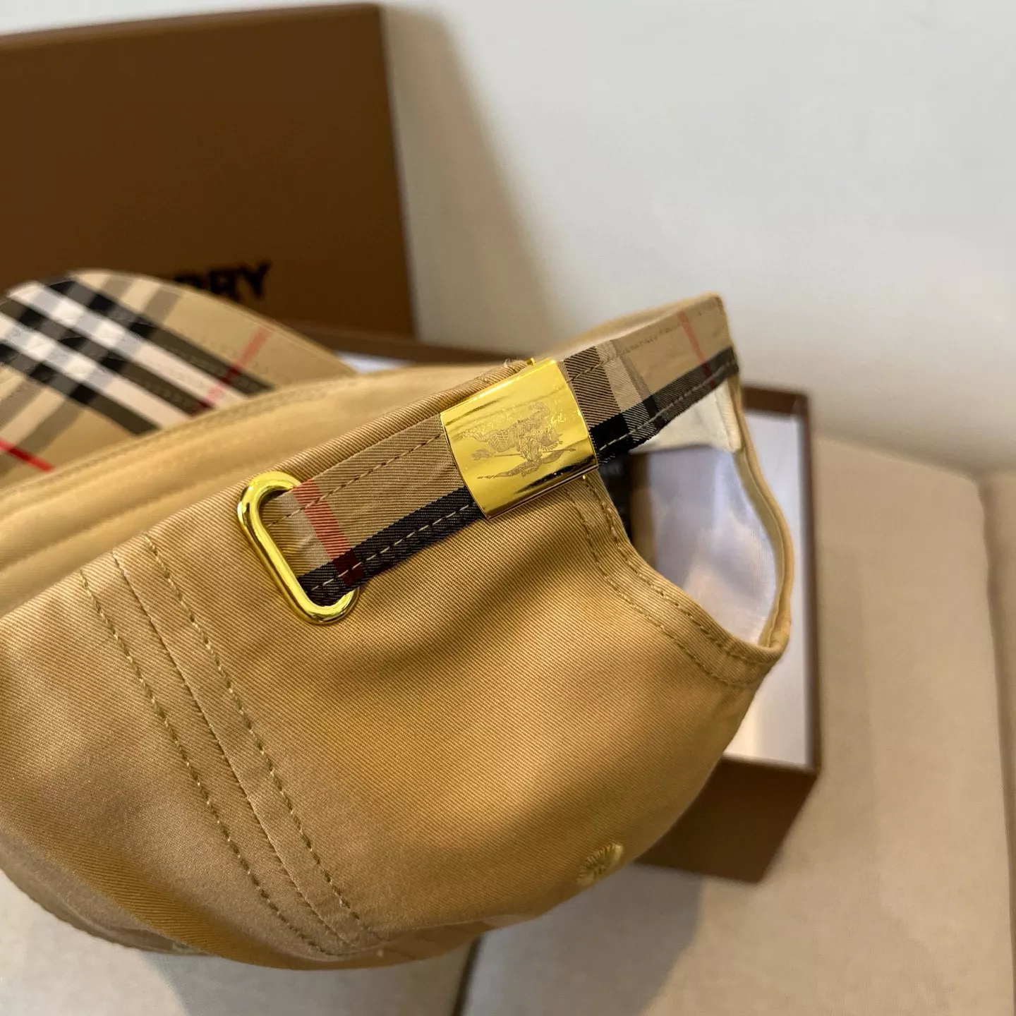 Burberry Caps Sleek 3355