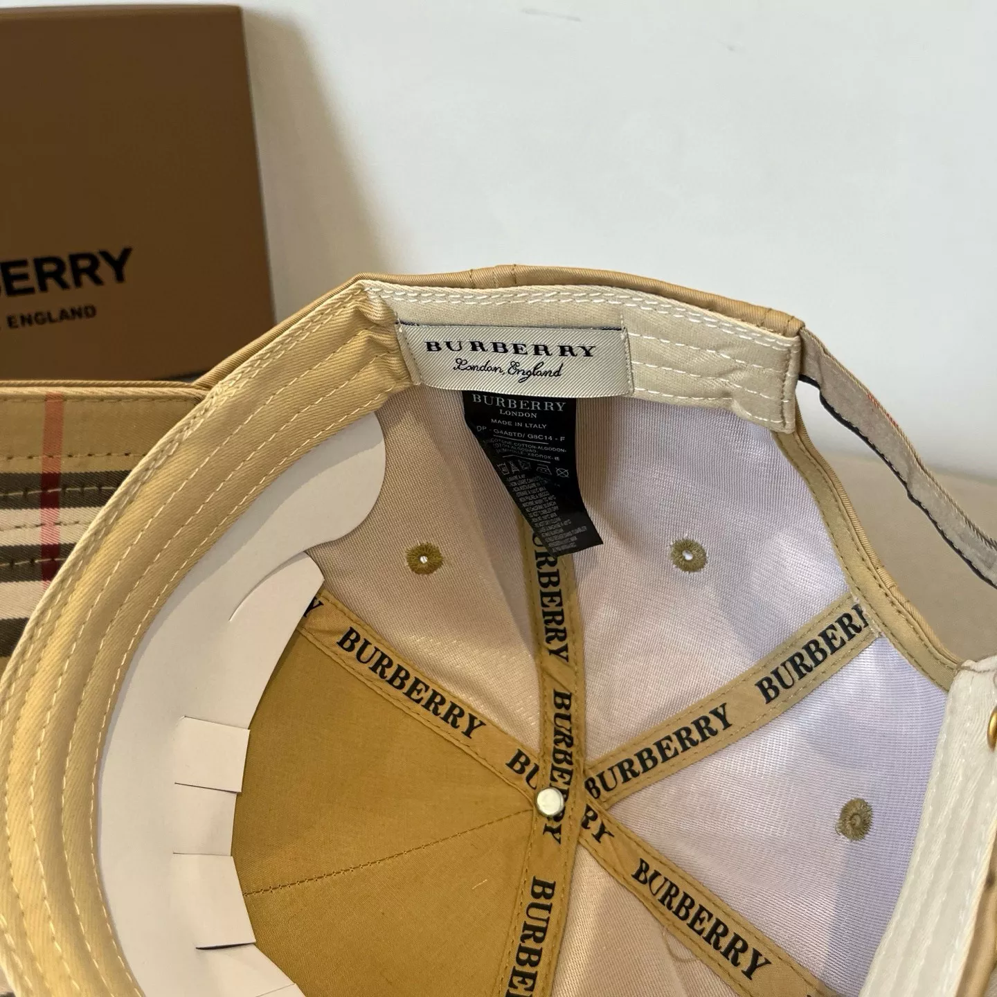 Burberry Caps Sleek 3355