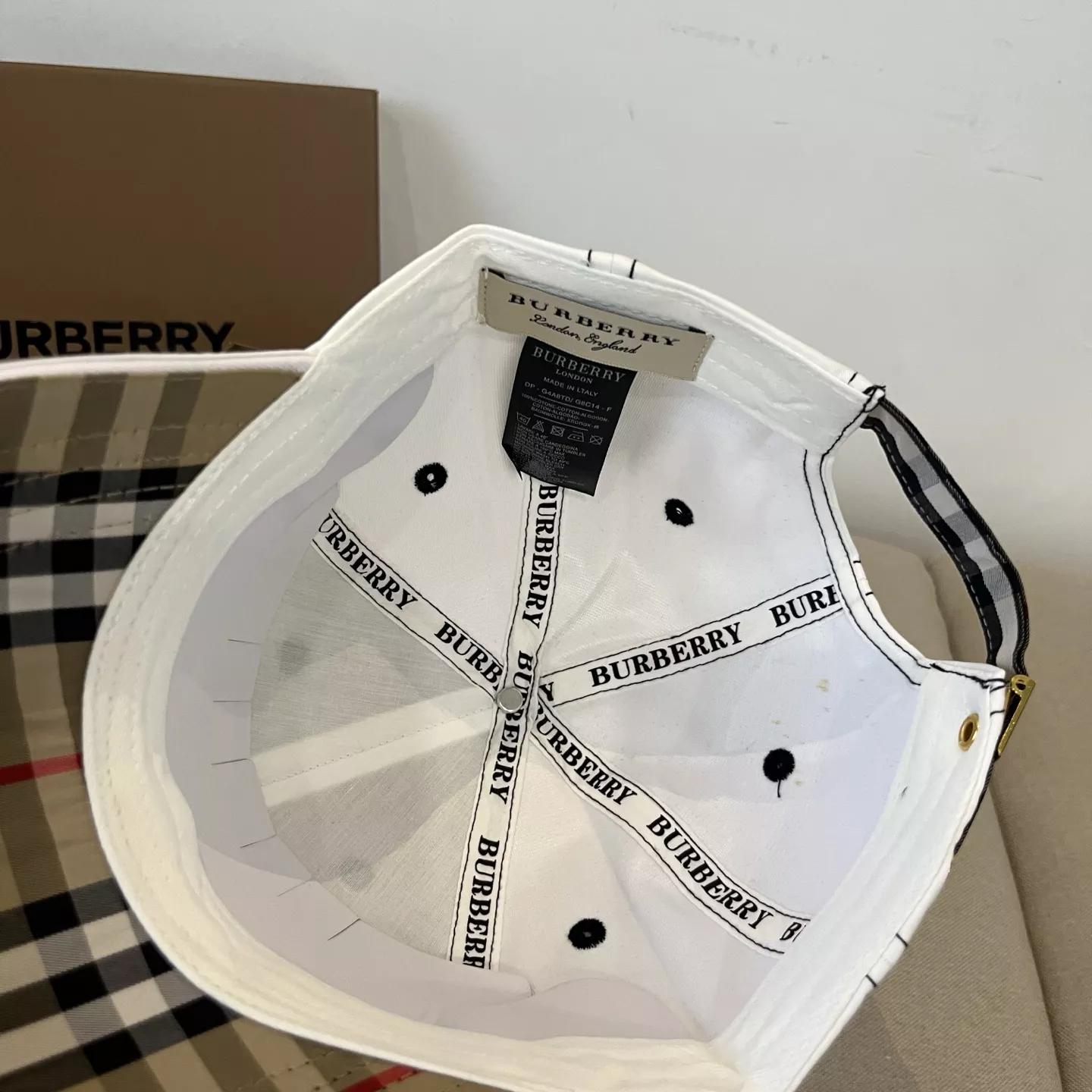 Burberry Caps Stylish 2575