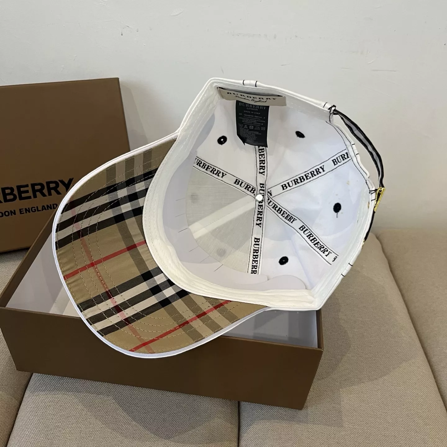 Burberry Caps Stylish 2575