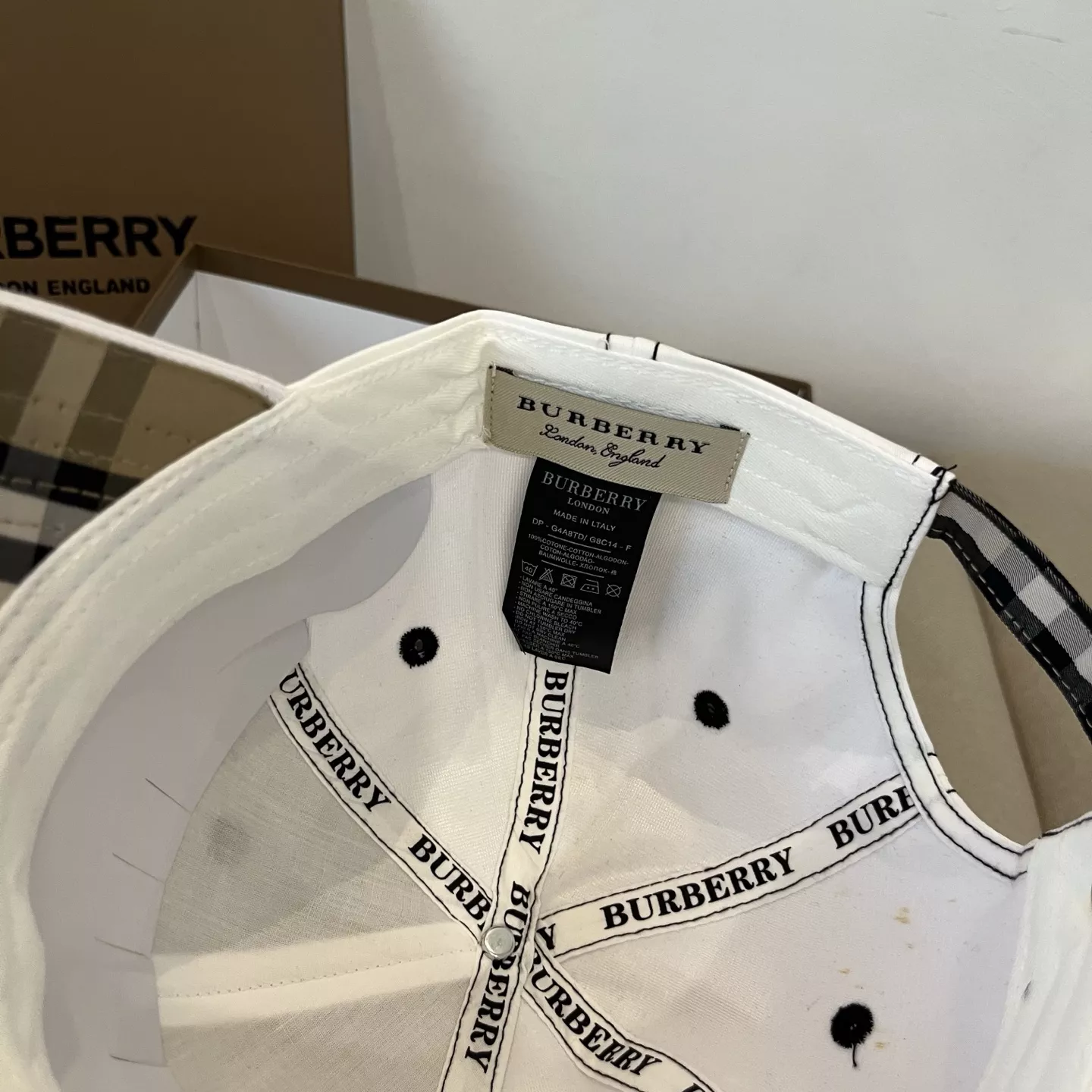 Burberry Caps Stylish 2575