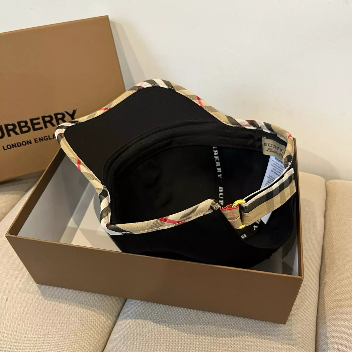 Burberry Caps Stylish 8712