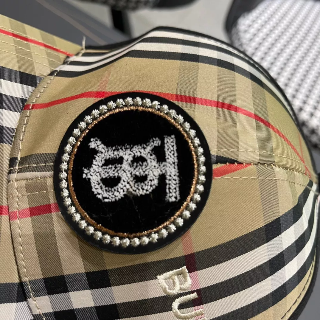 Burberry Caps Timeless 6251