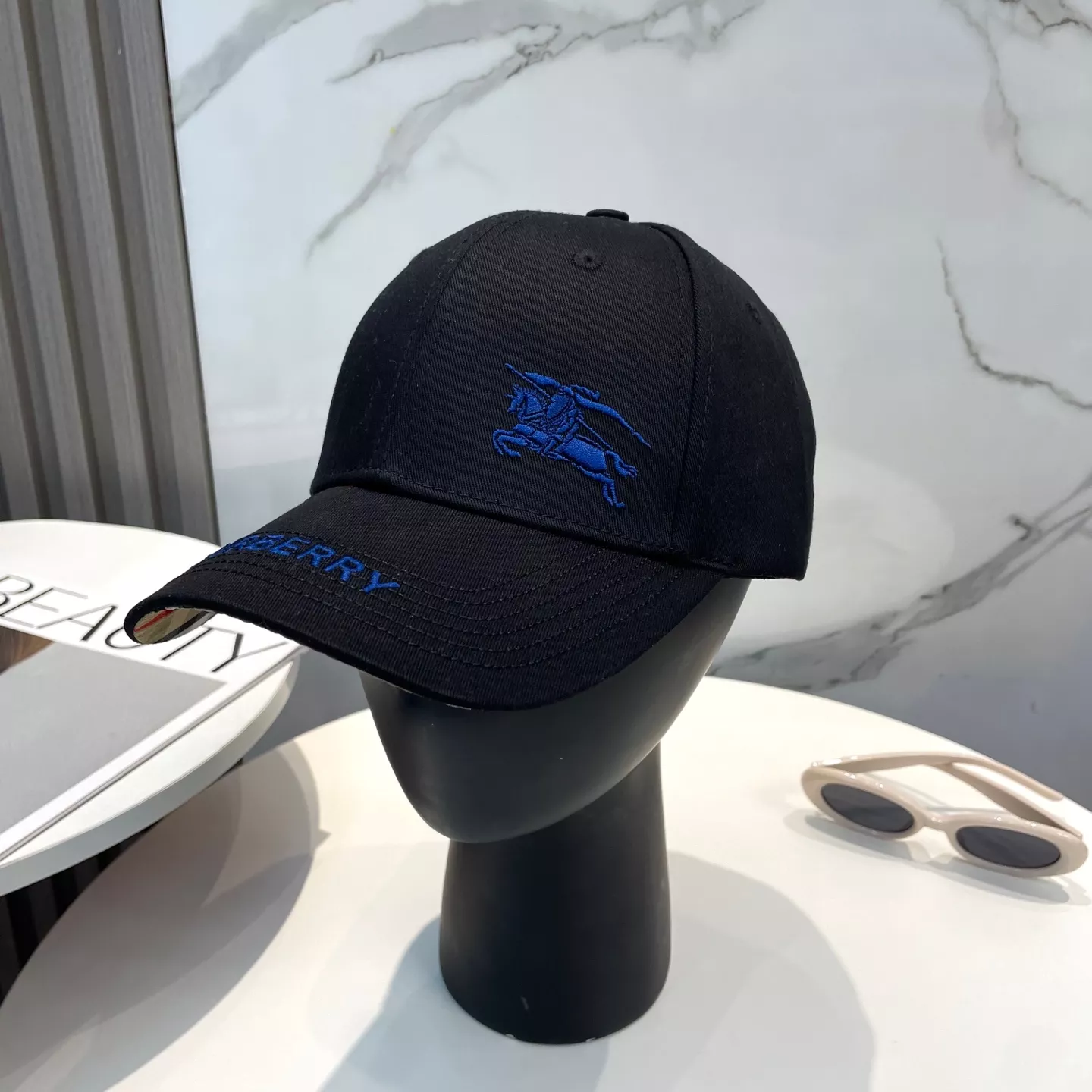 Burberry Caps Versatile 5476