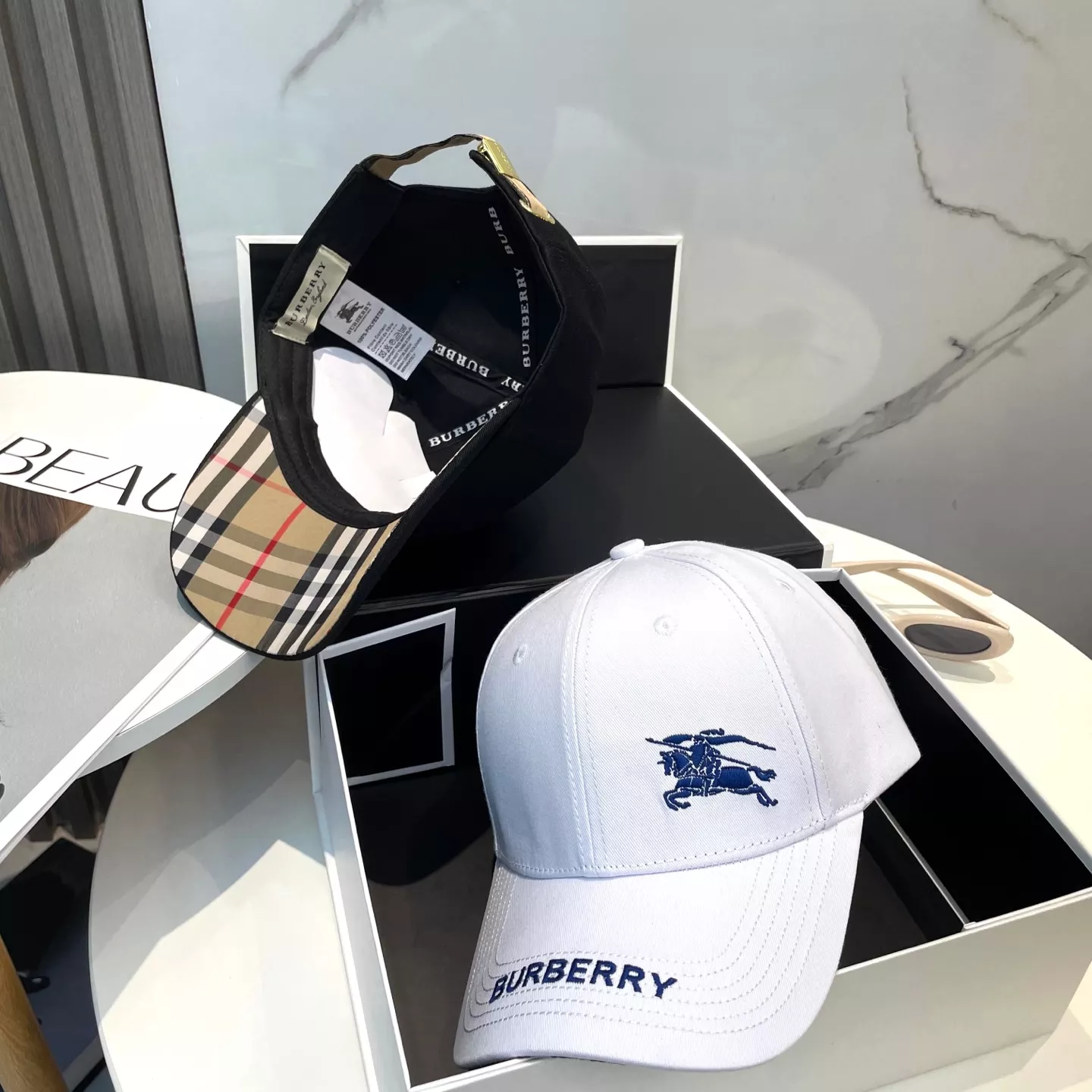 Burberry Caps Versatile 5476