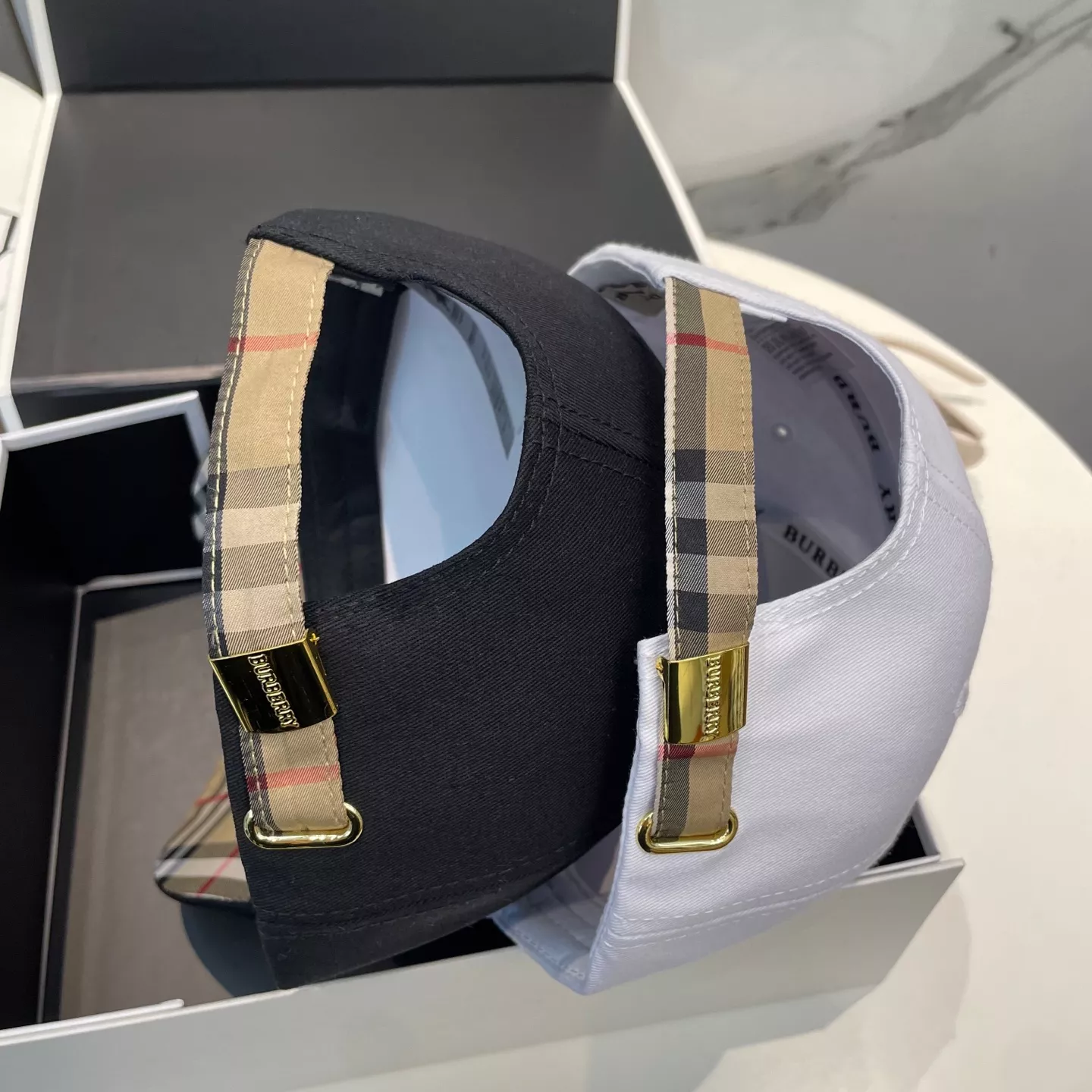 Burberry Caps Versatile 5476