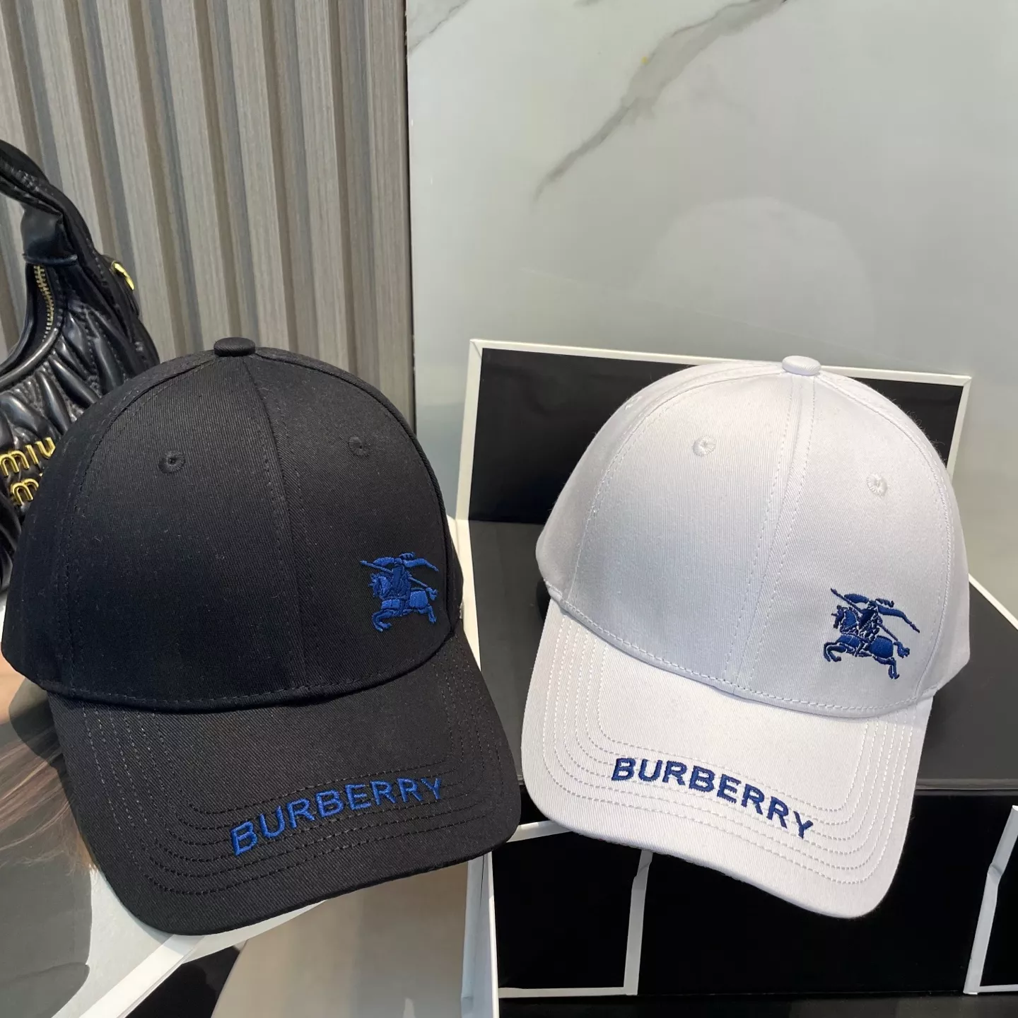 Burberry Caps Versatile 5476
