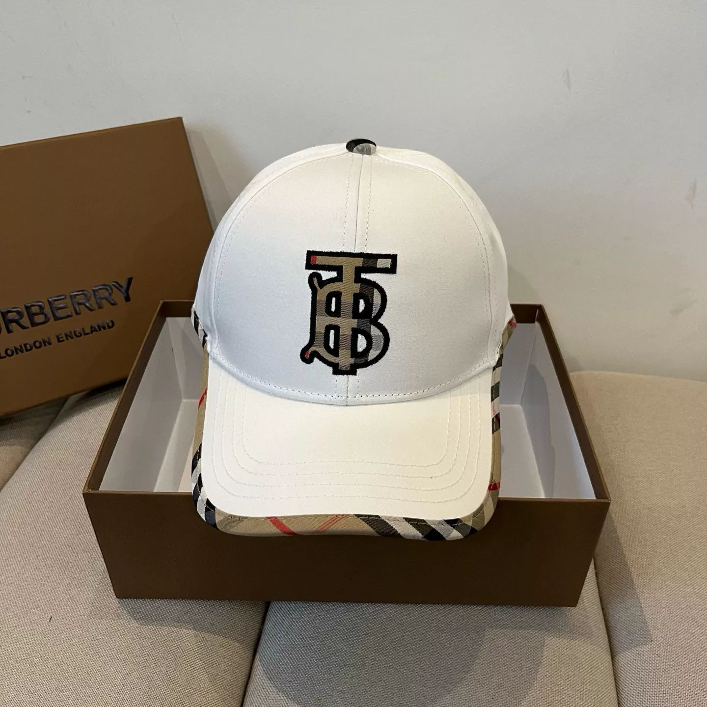 Burberry Caps WellDesigned 8502
